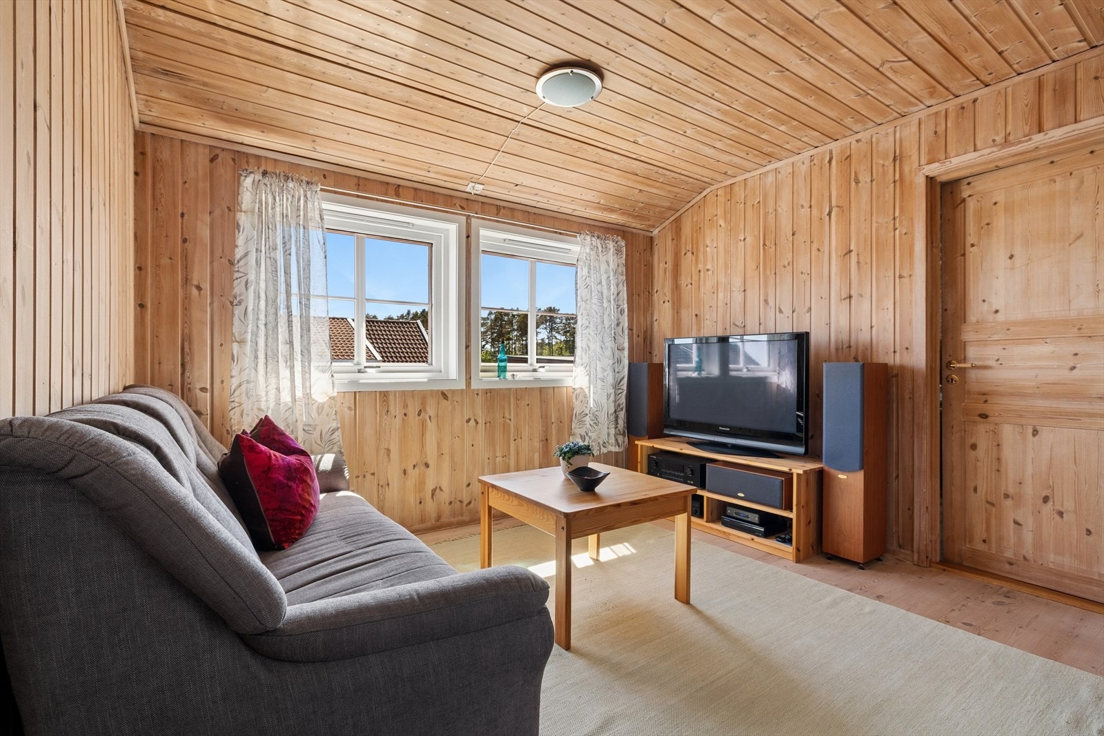 Loftstue med plass til sofa. 2 gode vinder som slipper inn dagslys Galleribilde