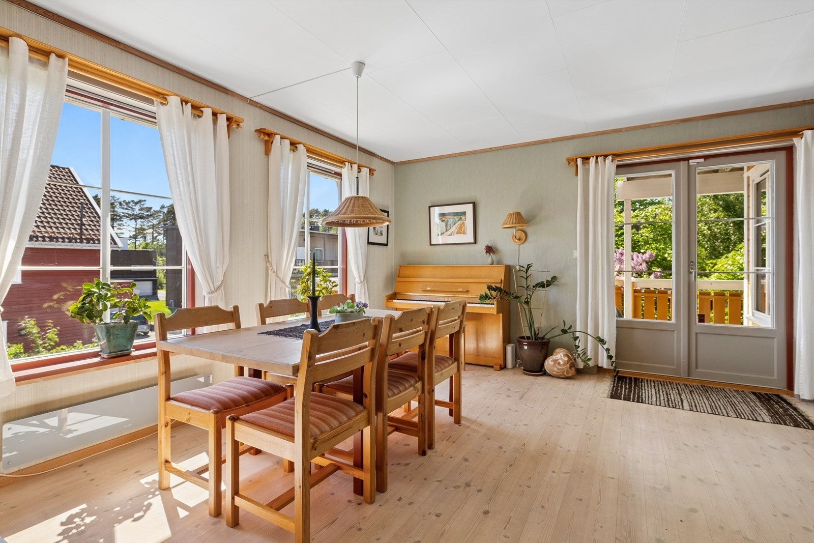Utgang til terrasse fra stue gir enkel tilgang til et lunt uteområde med god ettermiddagssol Galleribilde
