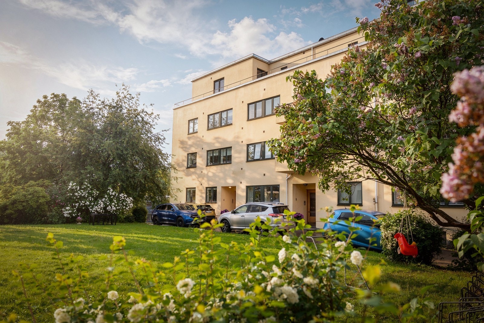 Velholdt funkisgård beliggende flott til sentralt på Frogner, i rolig idyllisk gate, med stor hage og 11 biloppstillingsplasser Galleribilde