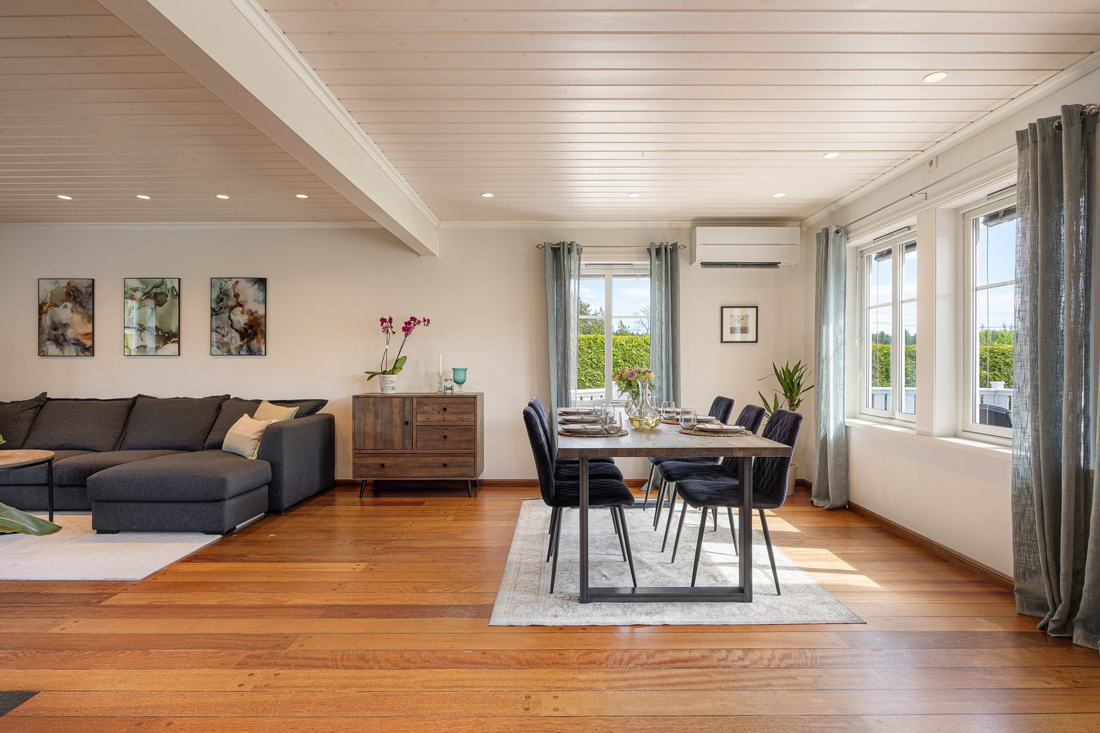I tilknytning til stuen er det god plass til en egen spisestue. Galleribilde