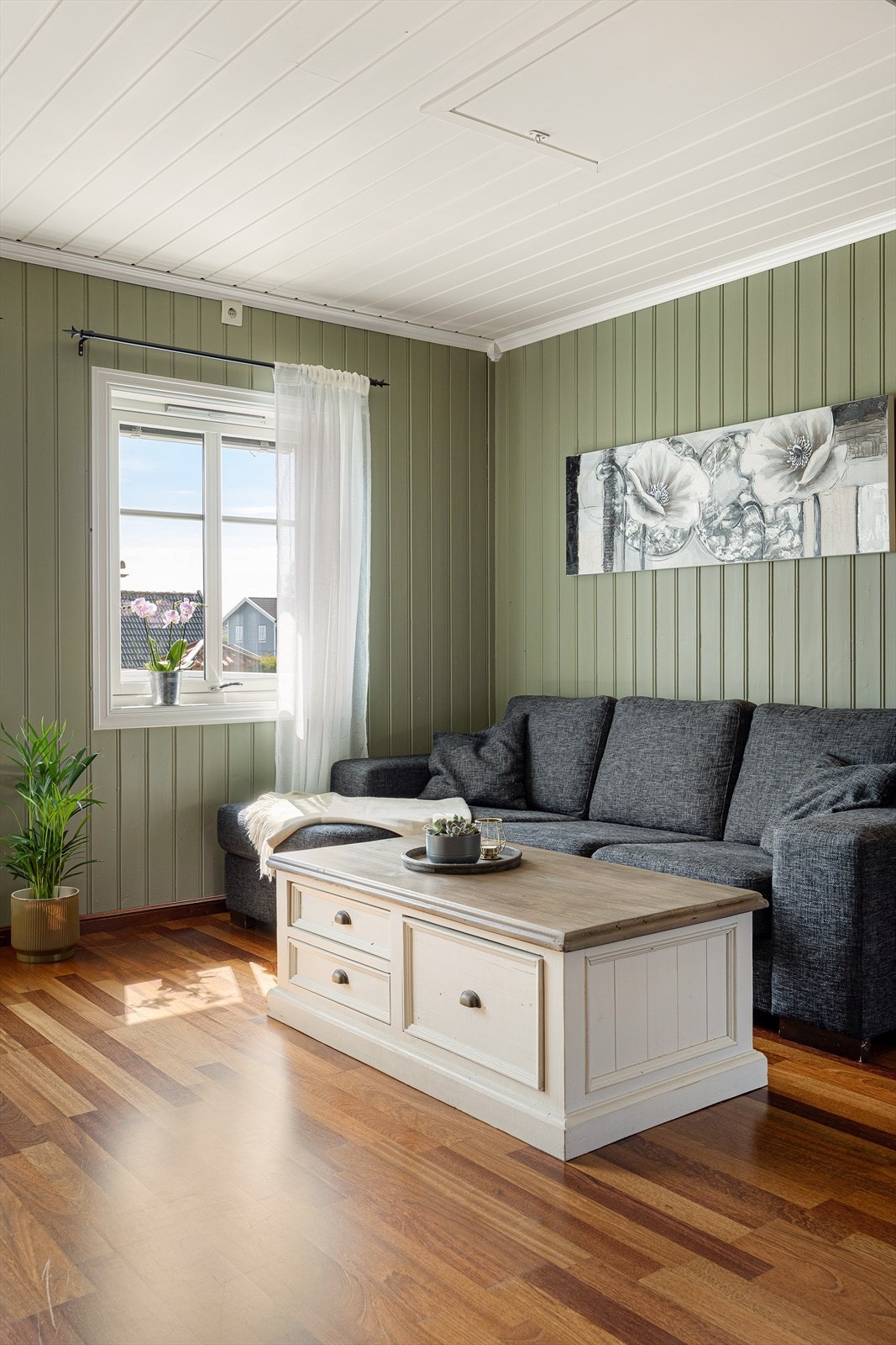 Malt trepanel på vegger og i tak gir en helhetlig stil i etasjen. Galleribilde