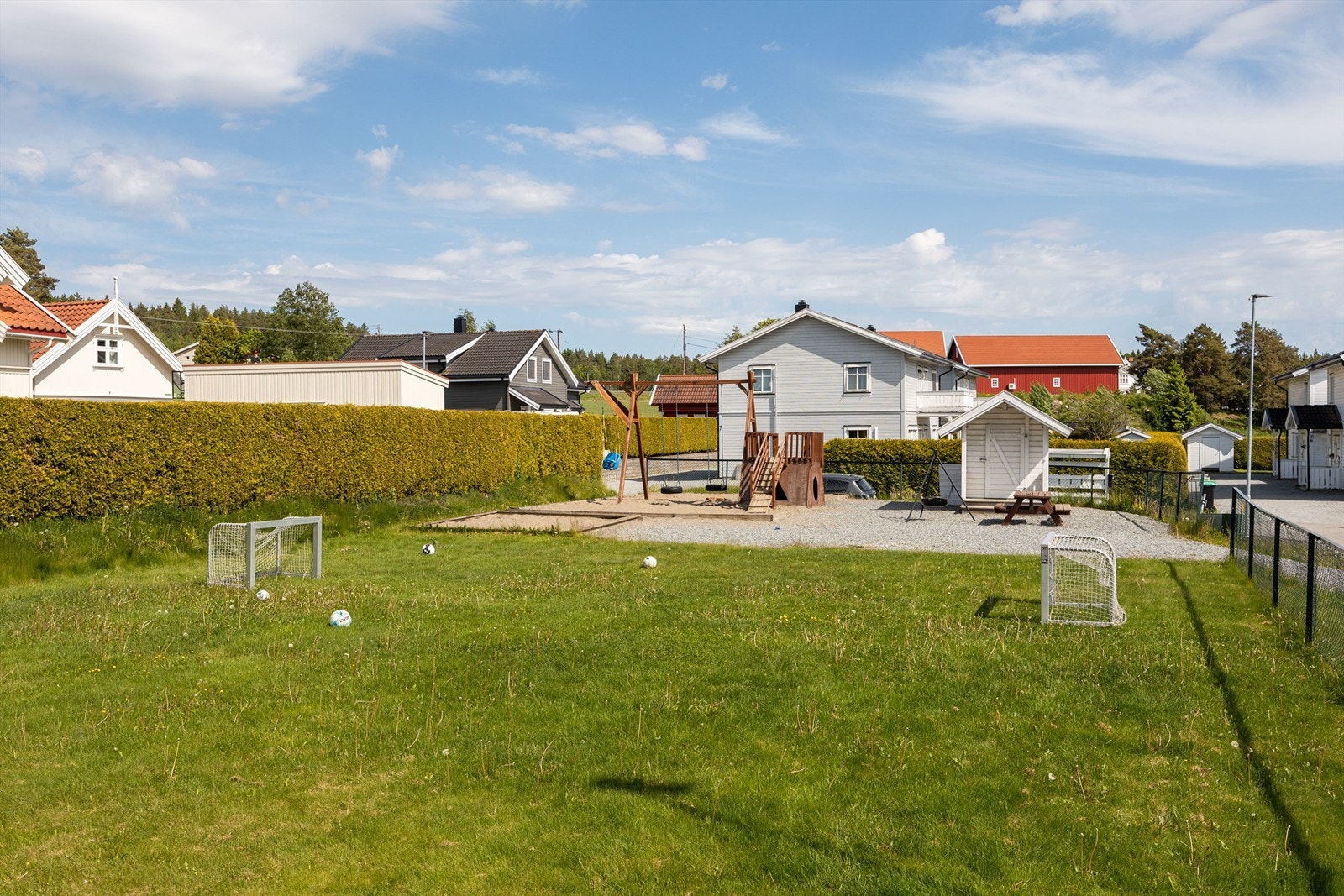 Boligen har andel i felles lekeplass, som ligger i trygge omgivelser i nabolaget. Galleribilde