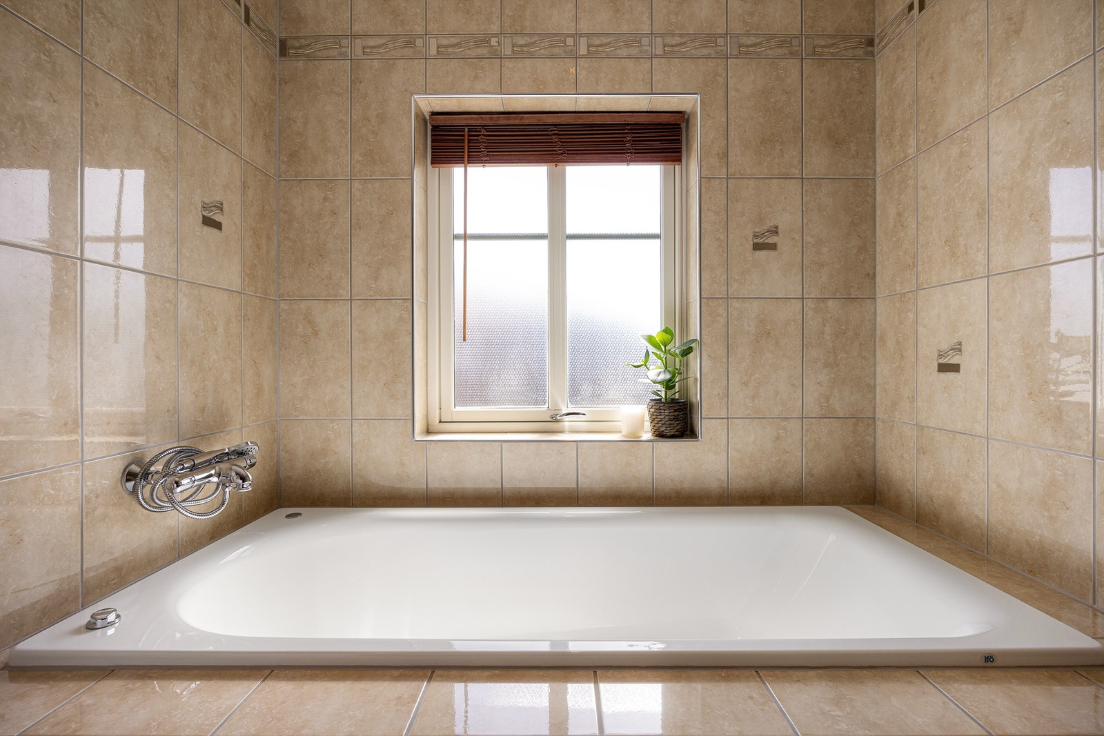 Badet er utstyrt med et innbygget badekar, perfekt for avslapning. Galleribilde
