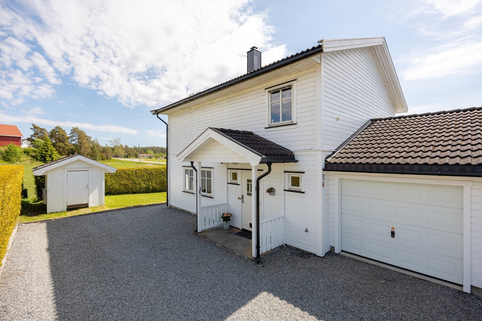 Garasje med plass til én bil. Det er installert elbillader. Galleribilde