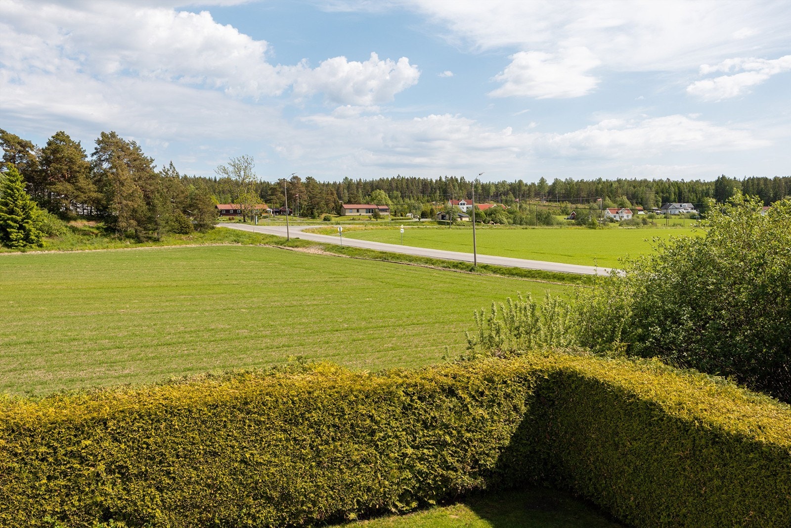 Eiendommen har en landlig atmosfære med umiddelbar nærhet til flott turterreng. Galleribilde