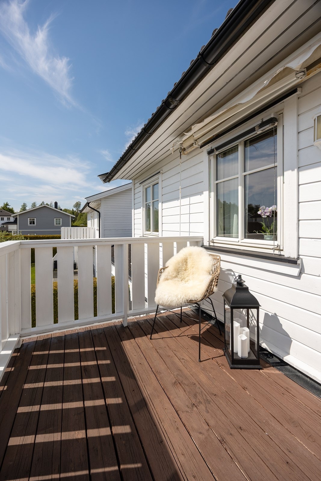 Balkongen er utført i tre og er fundamentert på trepilarer. Galleribilde