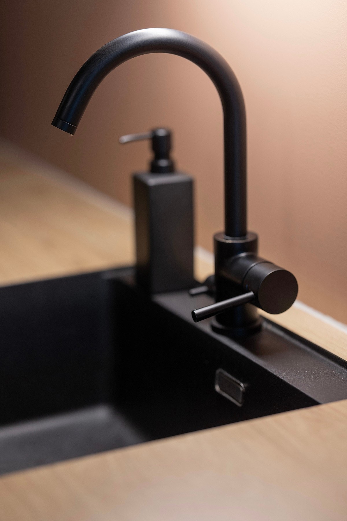 Moderne detaljer på kjøkkenet, sort armatur og kum. Galleribilde