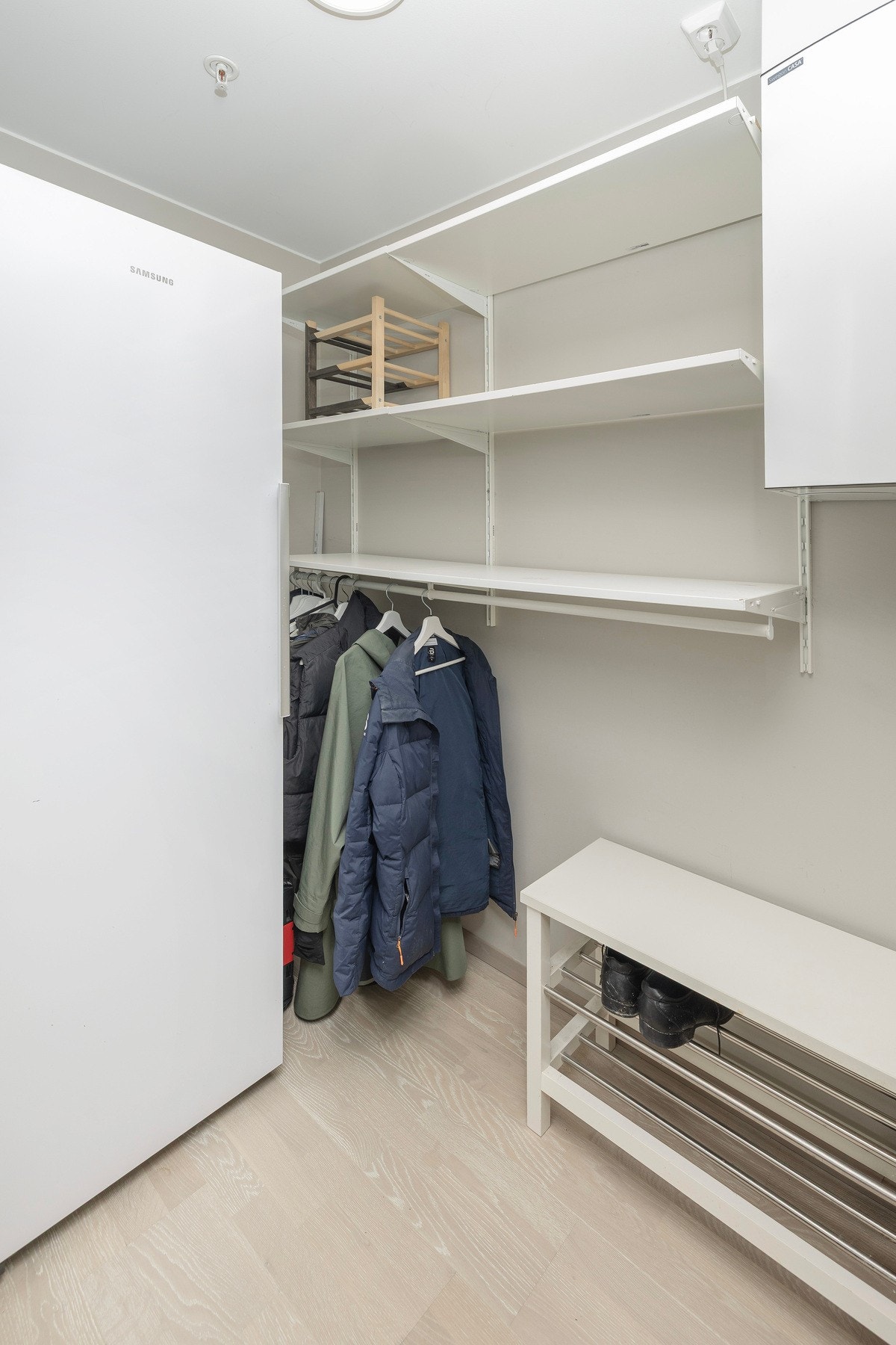 Praktisk og romslig bod/garderoberom ved inngangen, god plass til yttertøy, sko og oppbevaring. En funksjonell løsning som bidrar til en ryddig hverdag. Galleribilde
