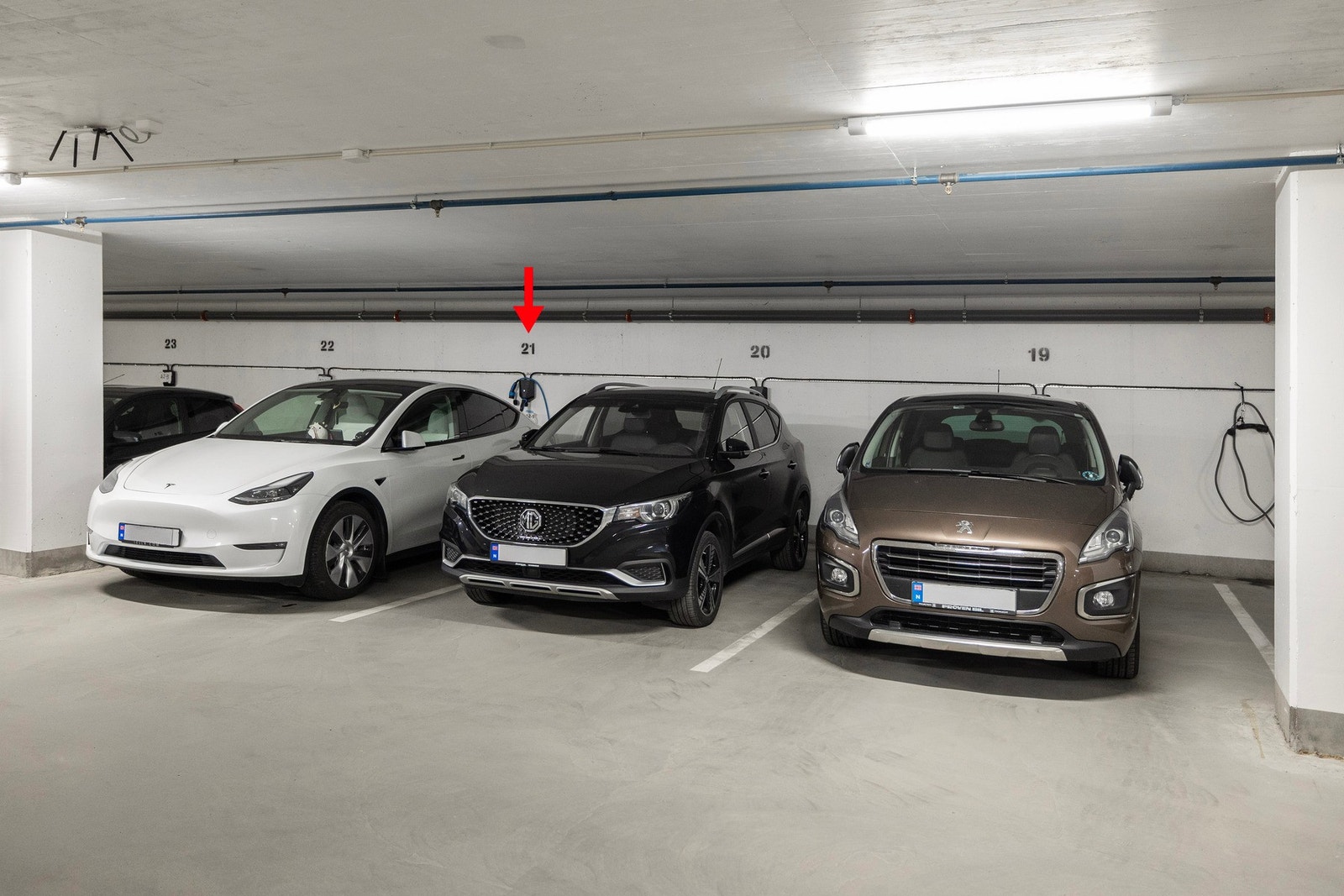 Egen parkeringsplass med el-billader i oppvarmet garasjeanlegg. Her står bilen stå trygt og komfortabelt året rundt, med enkel adkomst til leiligheten. Galleribilde