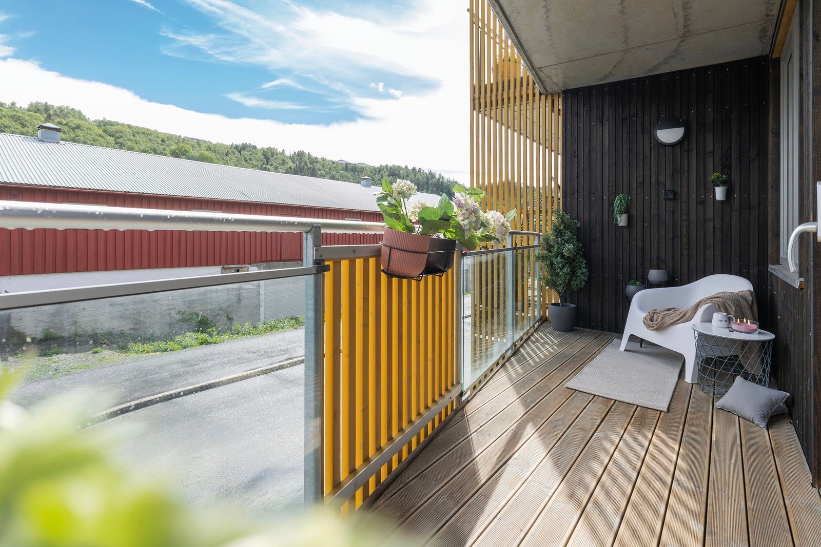 Overbygd balkong med plass til utemøbler og hyggelige stunder. Galleribilde