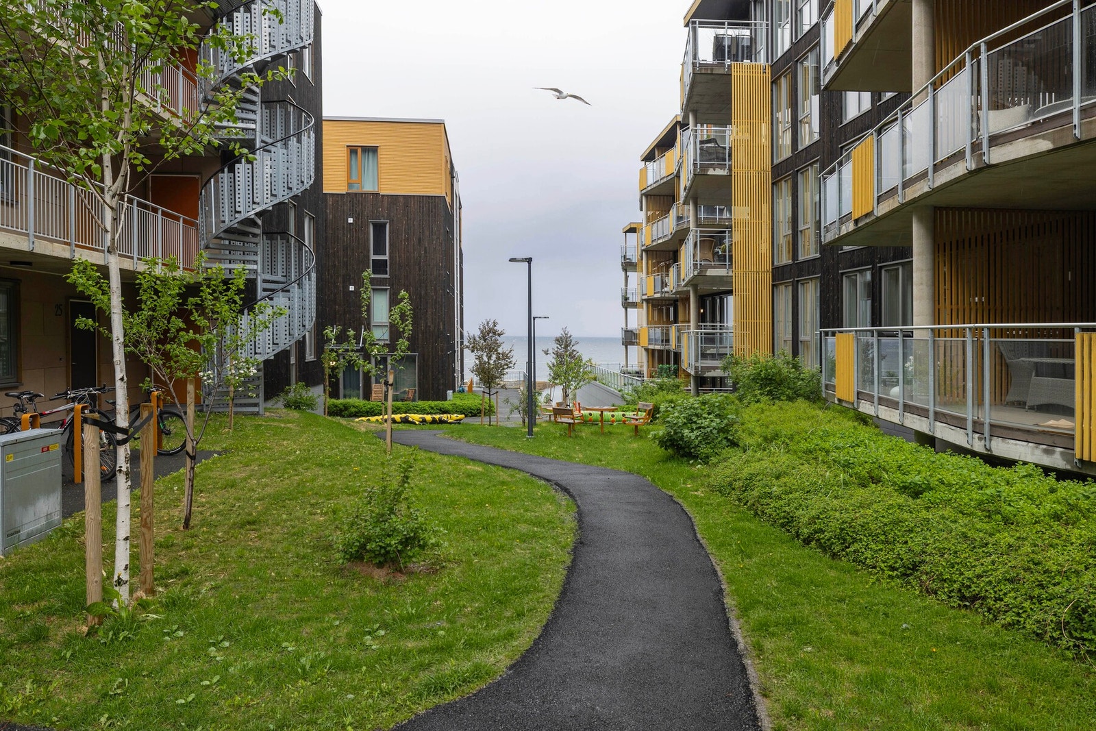 Pent opparbeidede fellesarealer med grønne omgivelser og hyggelige møteplasser for beboerne. Galleribilde