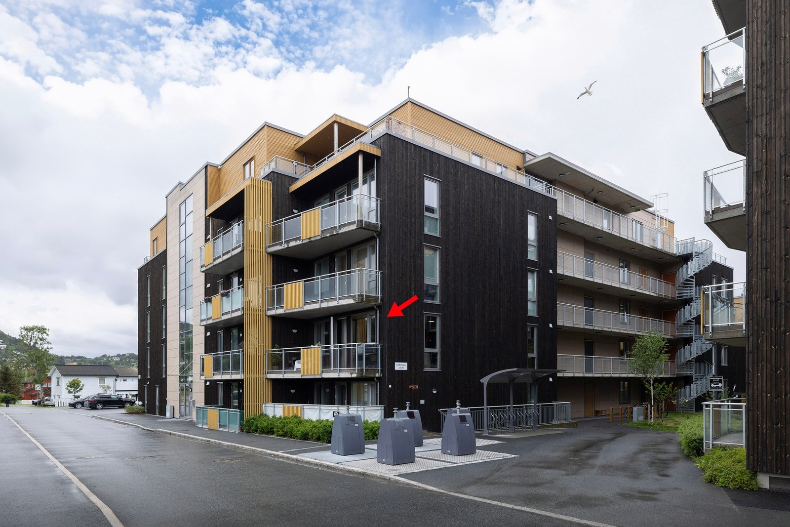 Fasade, pilen markerer leilighetens plassering i bygget. Galleribilde