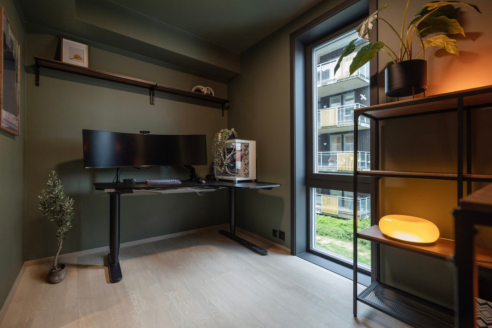 Rommet er fortiden innredet som hjemmekontor og har godt lysinnslipp fra store vindusflater. Galleribilde