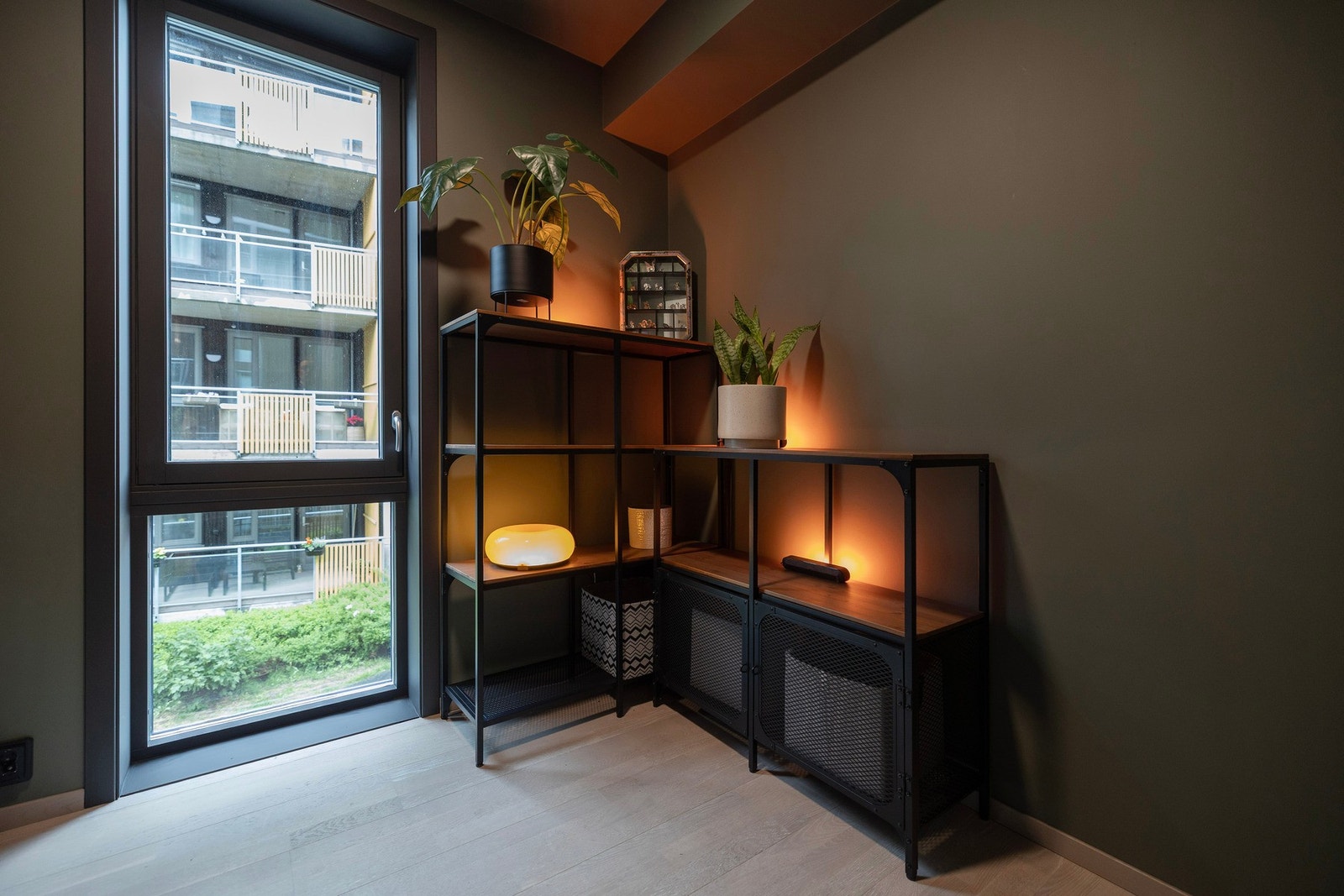 Et moderne og innbydende rom med fleksible bruksmuligheter som kan tilpasses behov for hjemmekontor eller gjesterom. Galleribilde