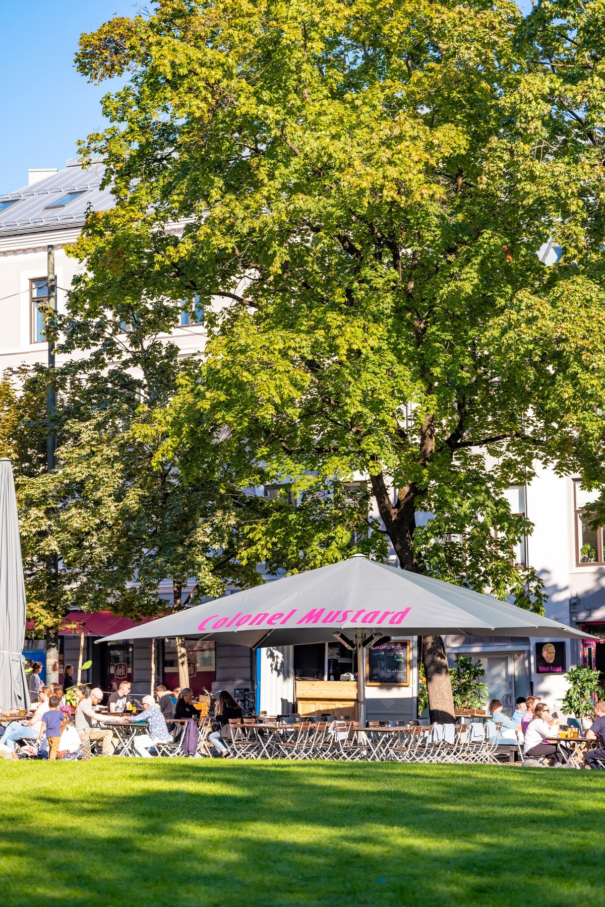 Like utenfor døren er det flere barer og restauranter med hyggelige og solrike uteserveringer. Galleribilde