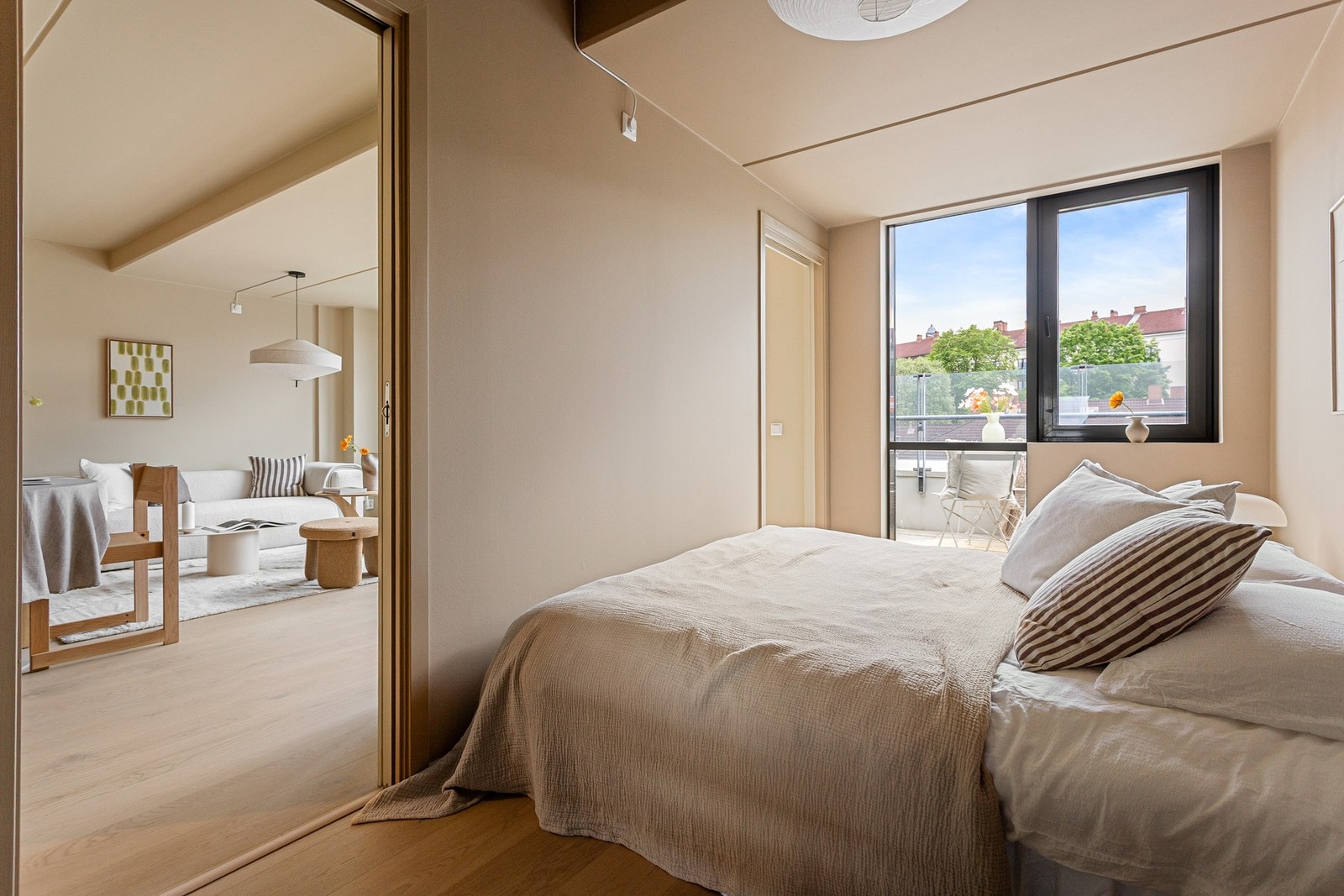 Inngang til soverommet via plassbesparende skyvedører. Galleribilde