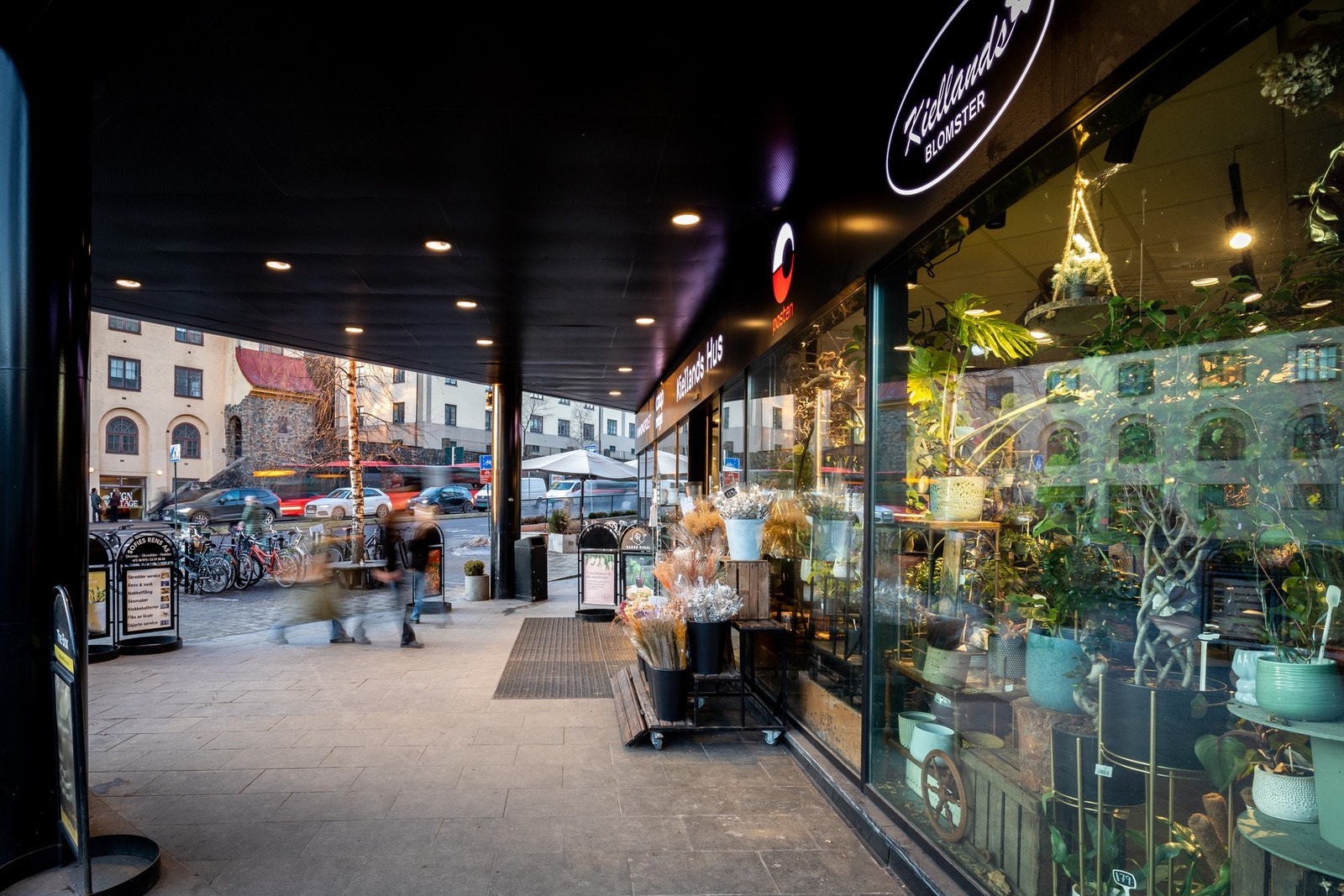 På Kiellands hus finner du blant annet Vinmonopol, Coop Mega, blomsterbutikk, apotek og bakeri mm. Galleribilde