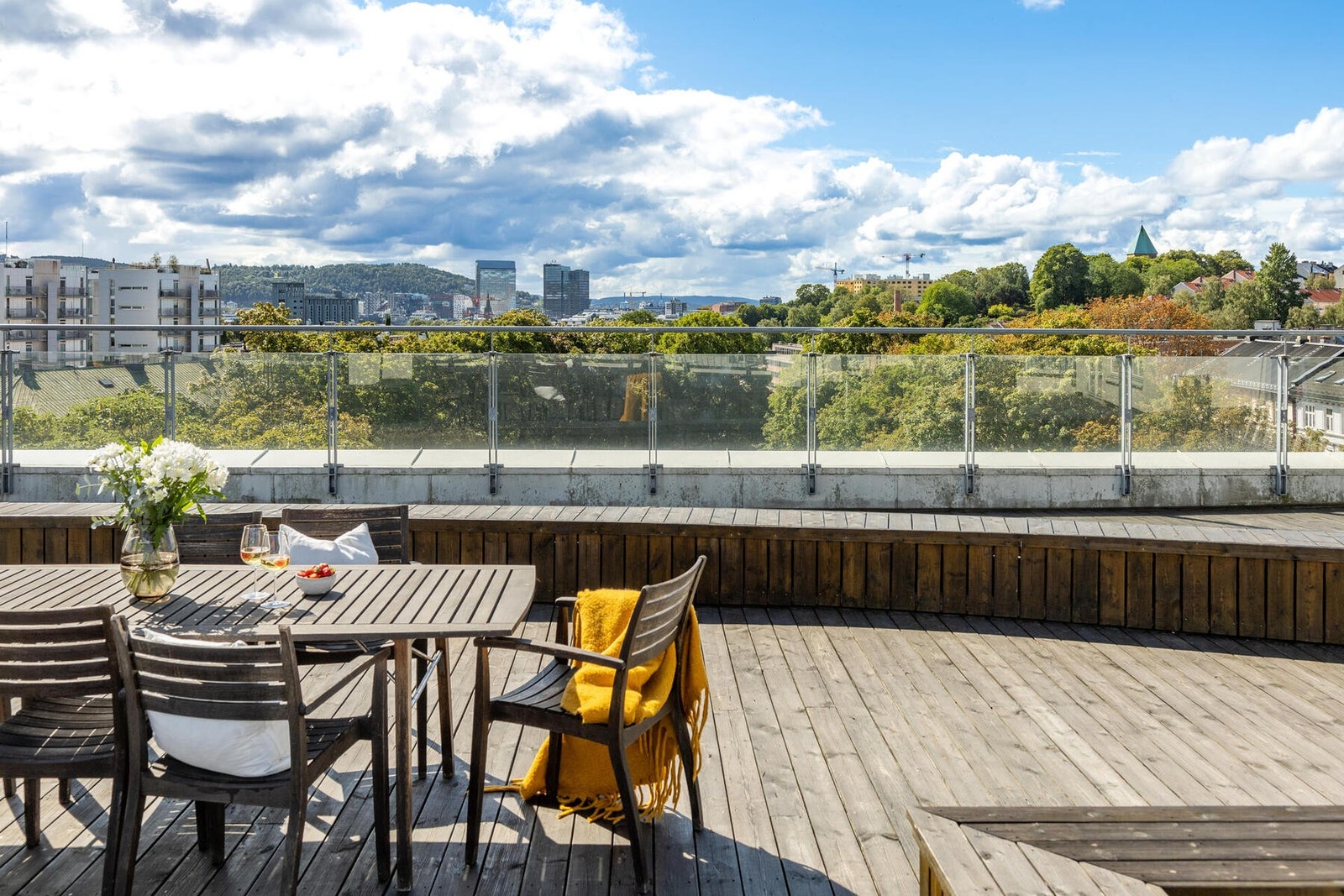 Det er en felles takterrasse på toppen av bygget. Galleribilde
