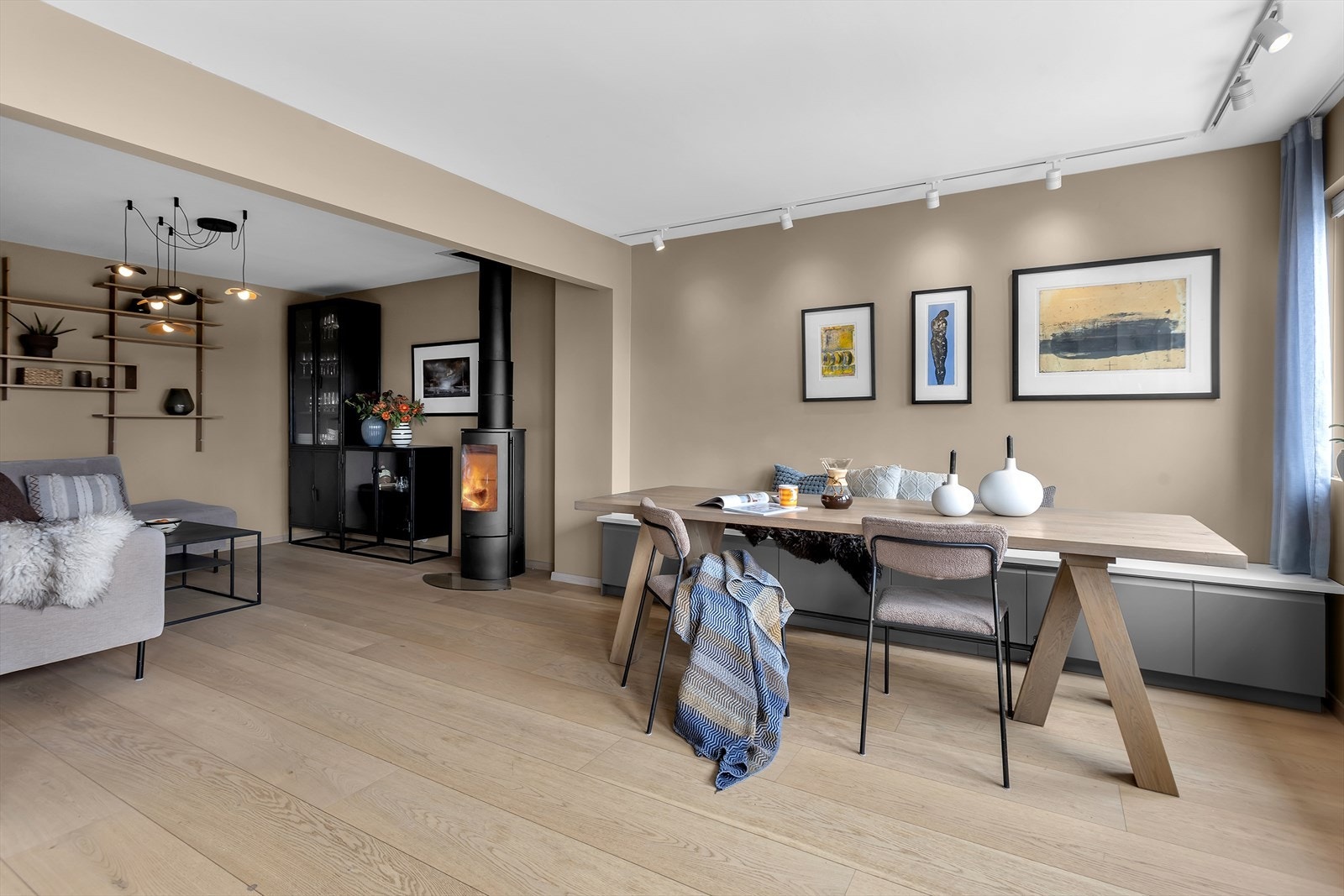 Den åpne løsningen gir god plass til både sofagruppe og en romslig spiseplass. Galleribilde