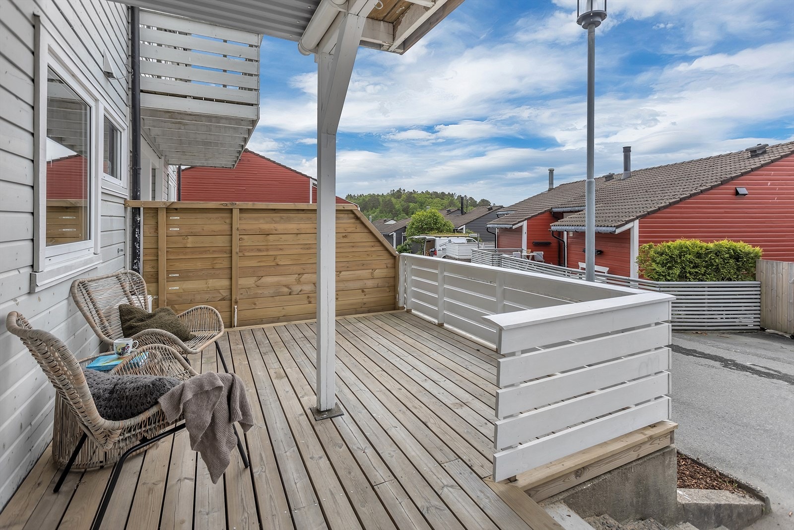 Ved hovedinngangen er det en terrasse på ca. 25 m², bygget i 2024. Galleribilde