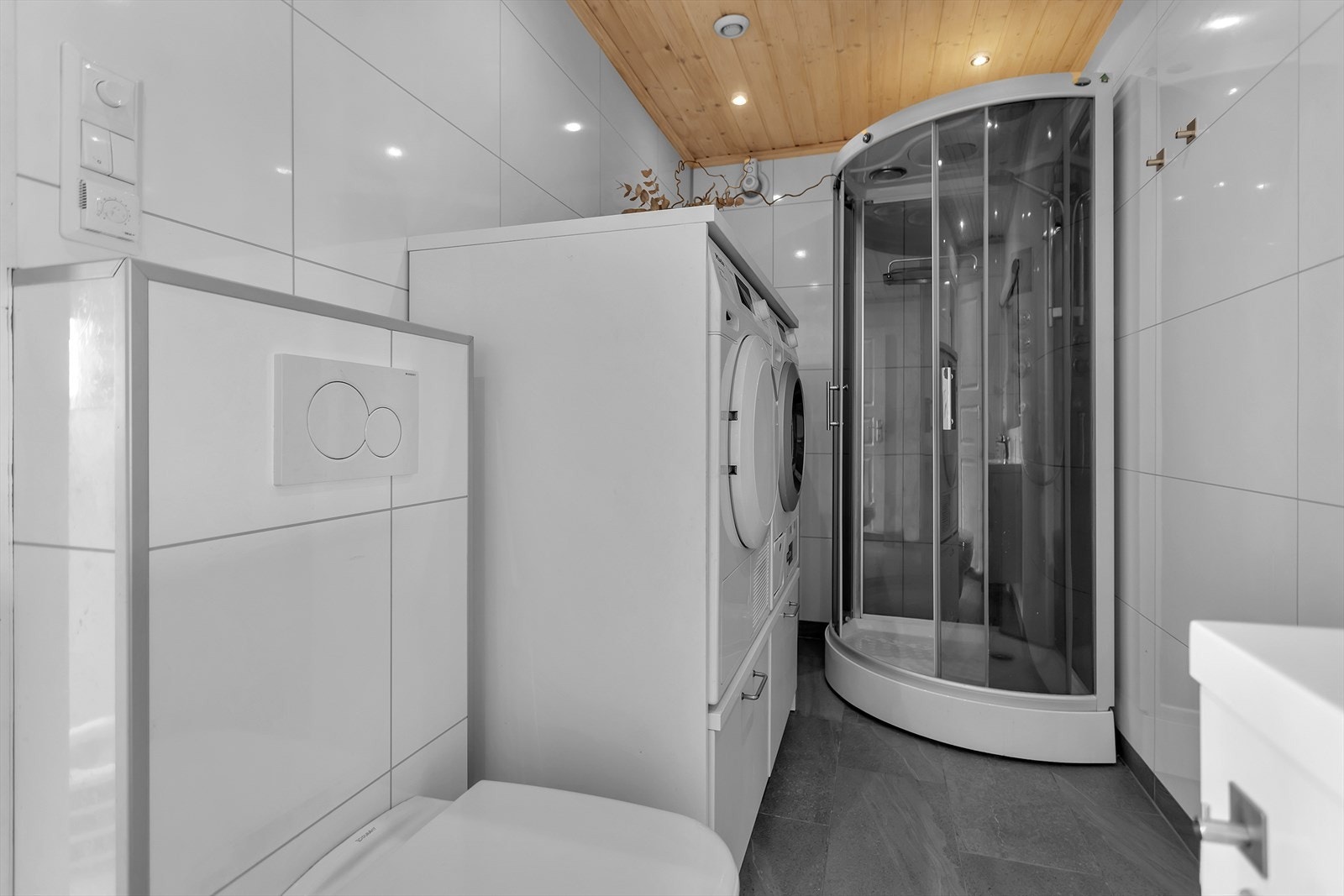 Badet i første etasje ble installert i 2018 og har flislagt gulv med varmekabler, og praktisk vaskeromsløsning. Galleribilde
