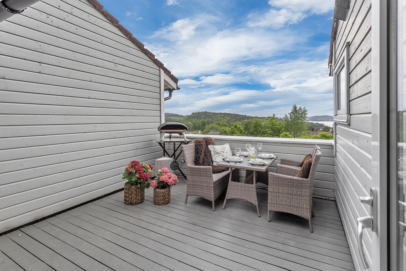 Takterrasse på ca 13 kvm (i front), med fin utsikt. Galleribilde