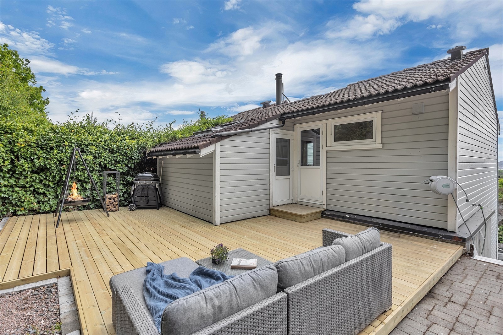 En av to uteplasser på loftet. Denne markterrassen på baksiden er på ca. 30 m². Galleribilde