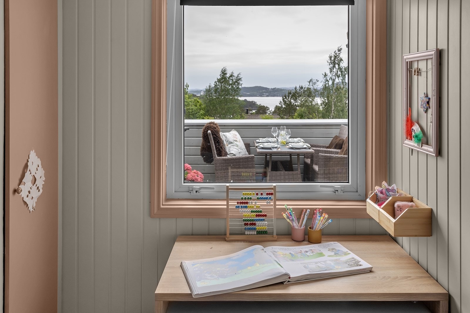 Utsikt fra et av soverommene mot en av uteplassene. Galleribilde