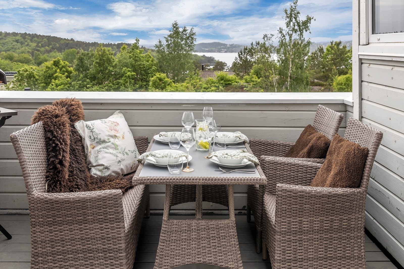 Takterrasse på ca 13 kvm (i front), med fin utsikt. Galleribilde