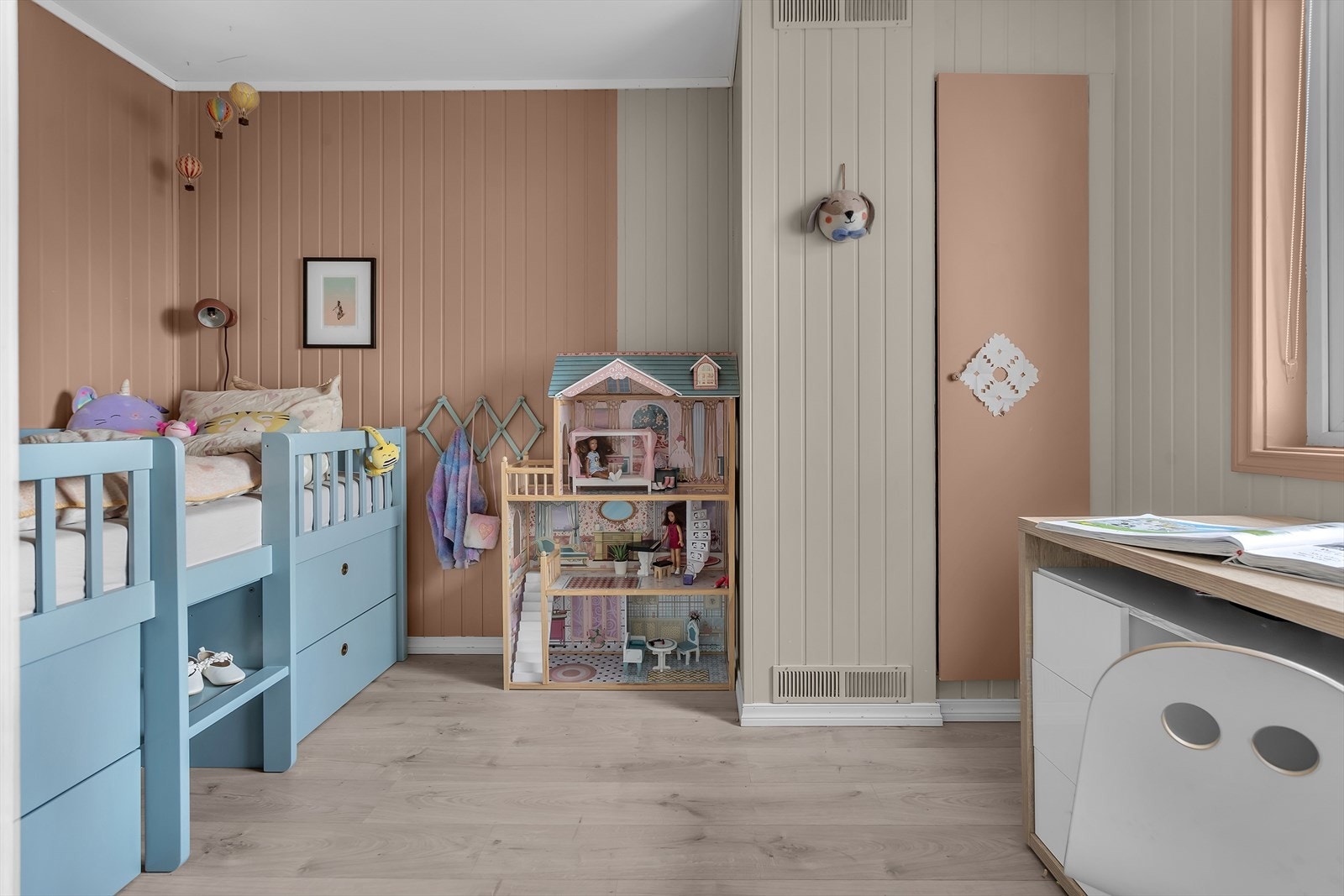 Dette soverommet har laminat på gulvet og god plass til seng og oppbevaring. Galleribilde