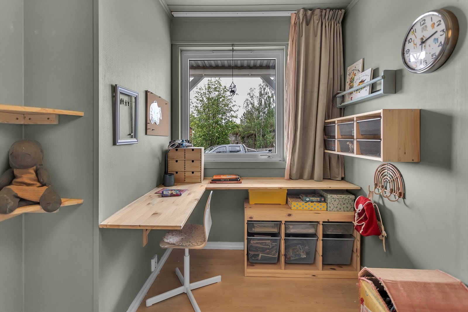 Dette soverommet er innredet med en praktisk arbeidsplass. Galleribilde