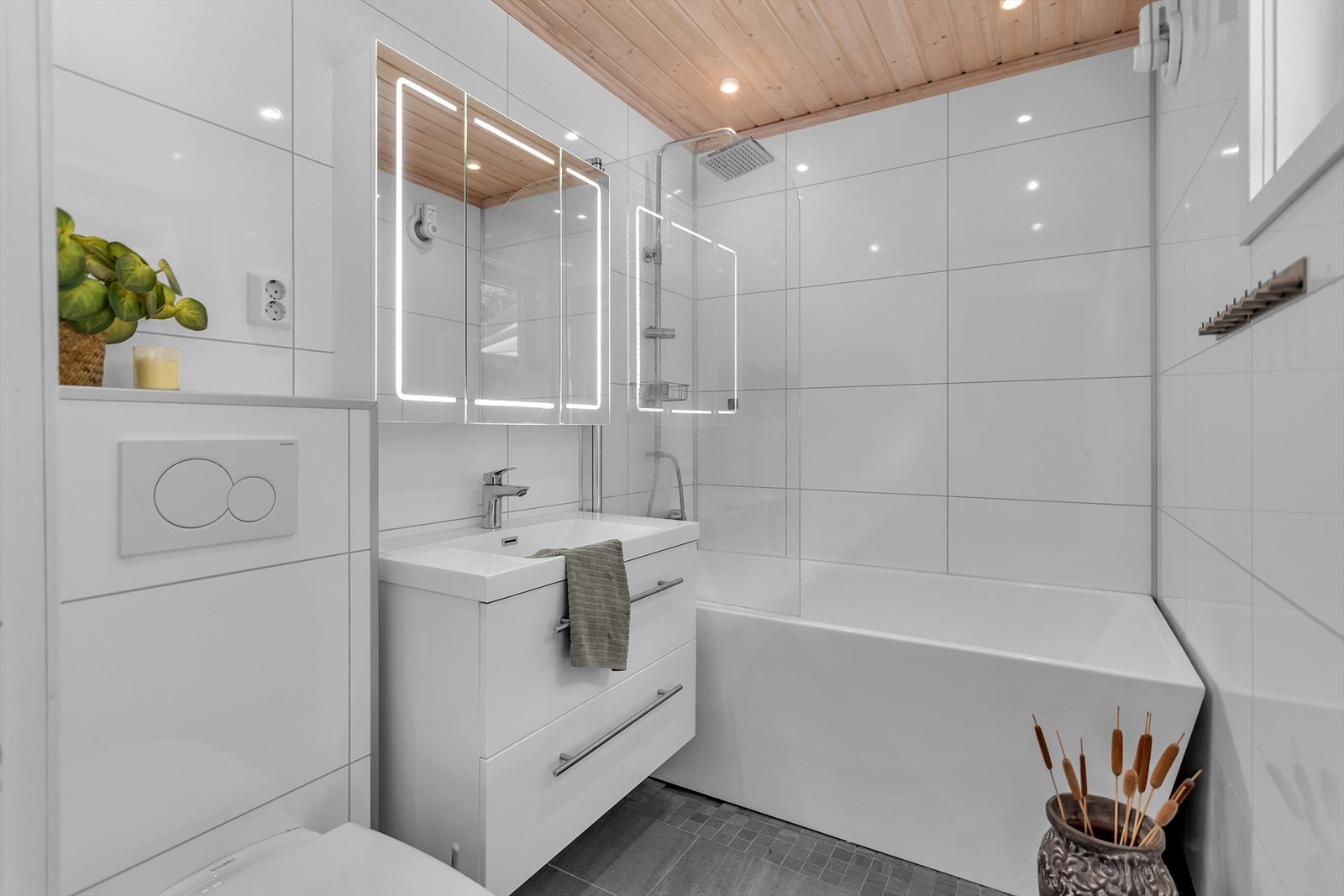 Badet på loftet er fra 2018 og utstyrt med badekar, vegghengt toalett og gulvvarme. Galleribilde