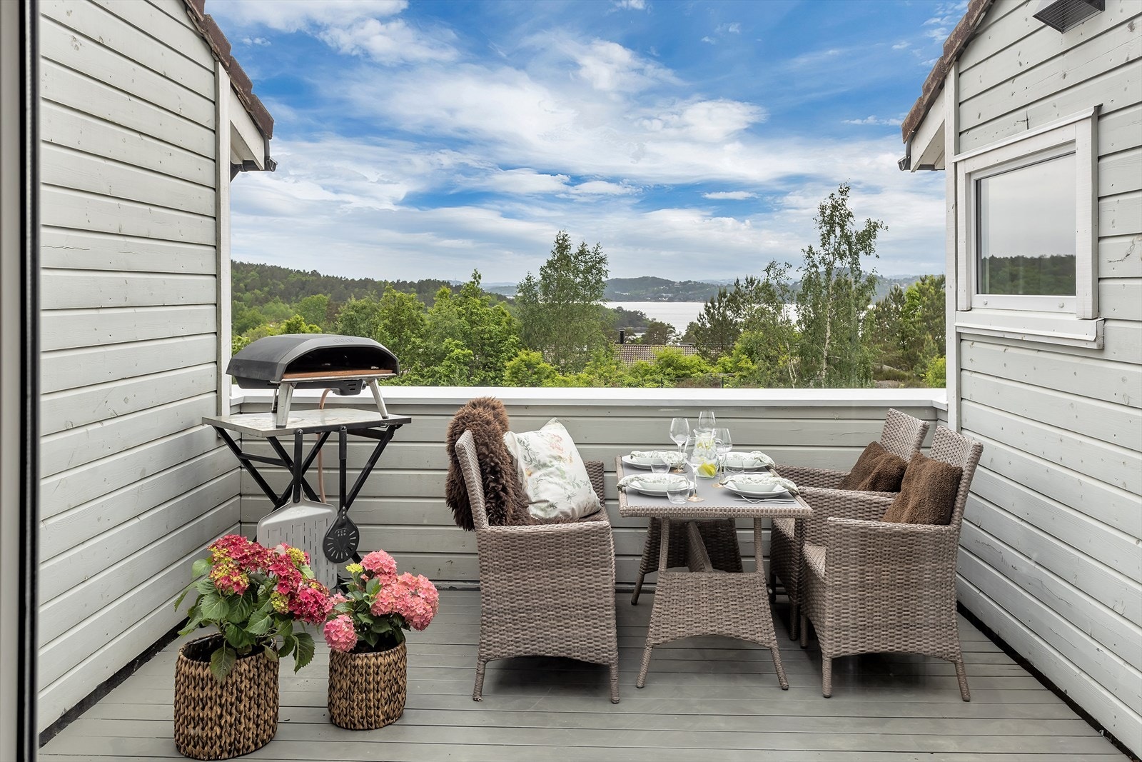 Takterrasse på ca 13 kvm (i front), med fin utsikt. Galleribilde