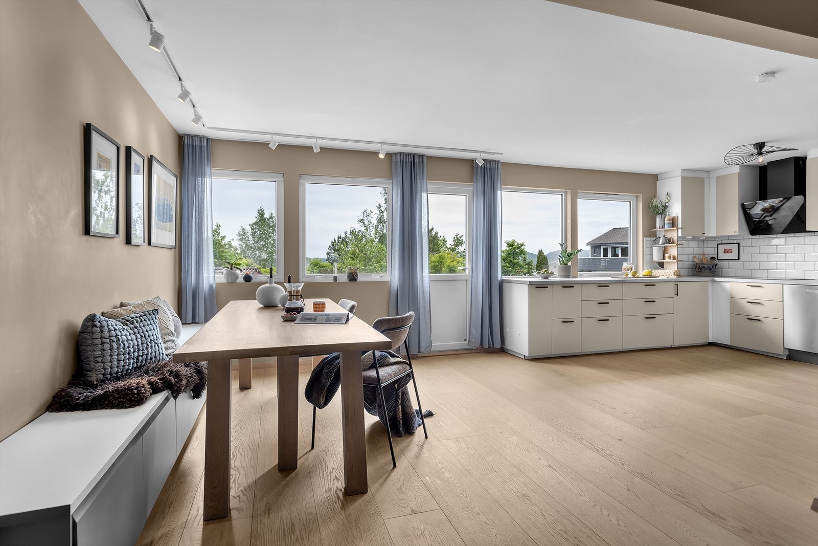 Stue og kjøkken har en åpen planløsning. Overflatene i etasjen ble pusset opp i 2024. Galleribilde