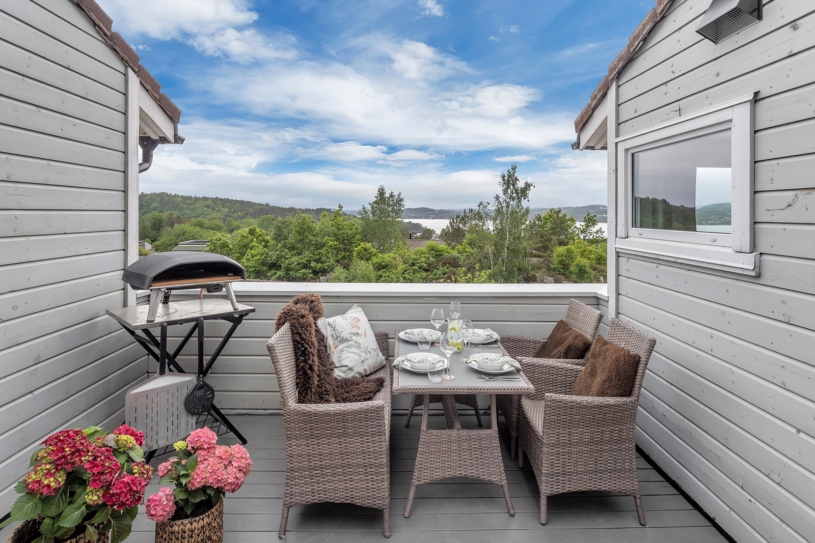 Takterrasse på ca 13 kvm (i front), med fin utsikt. Galleribilde