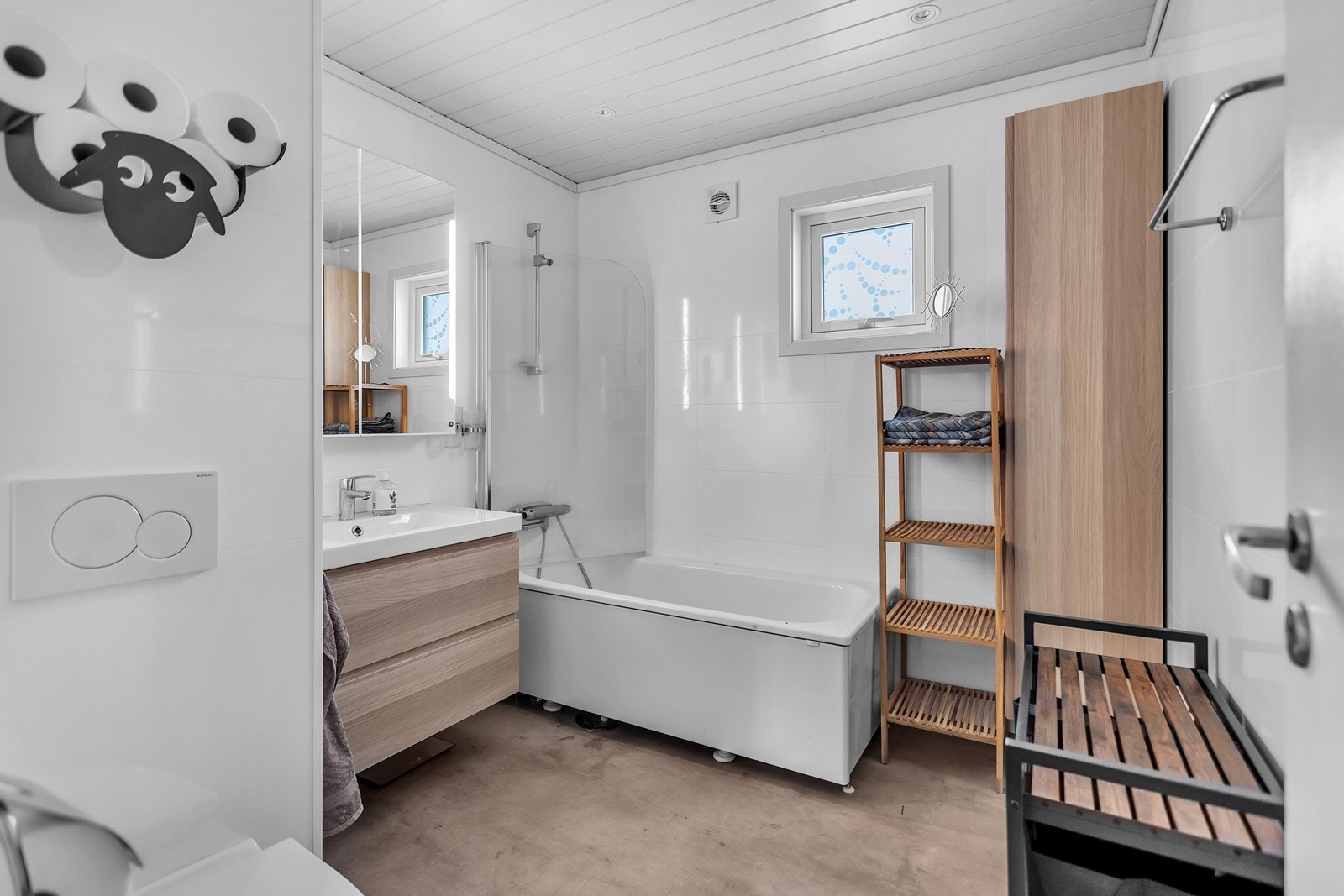 Moderne baderom i lyse fargetoner - renovert i 2019 Galleribilde