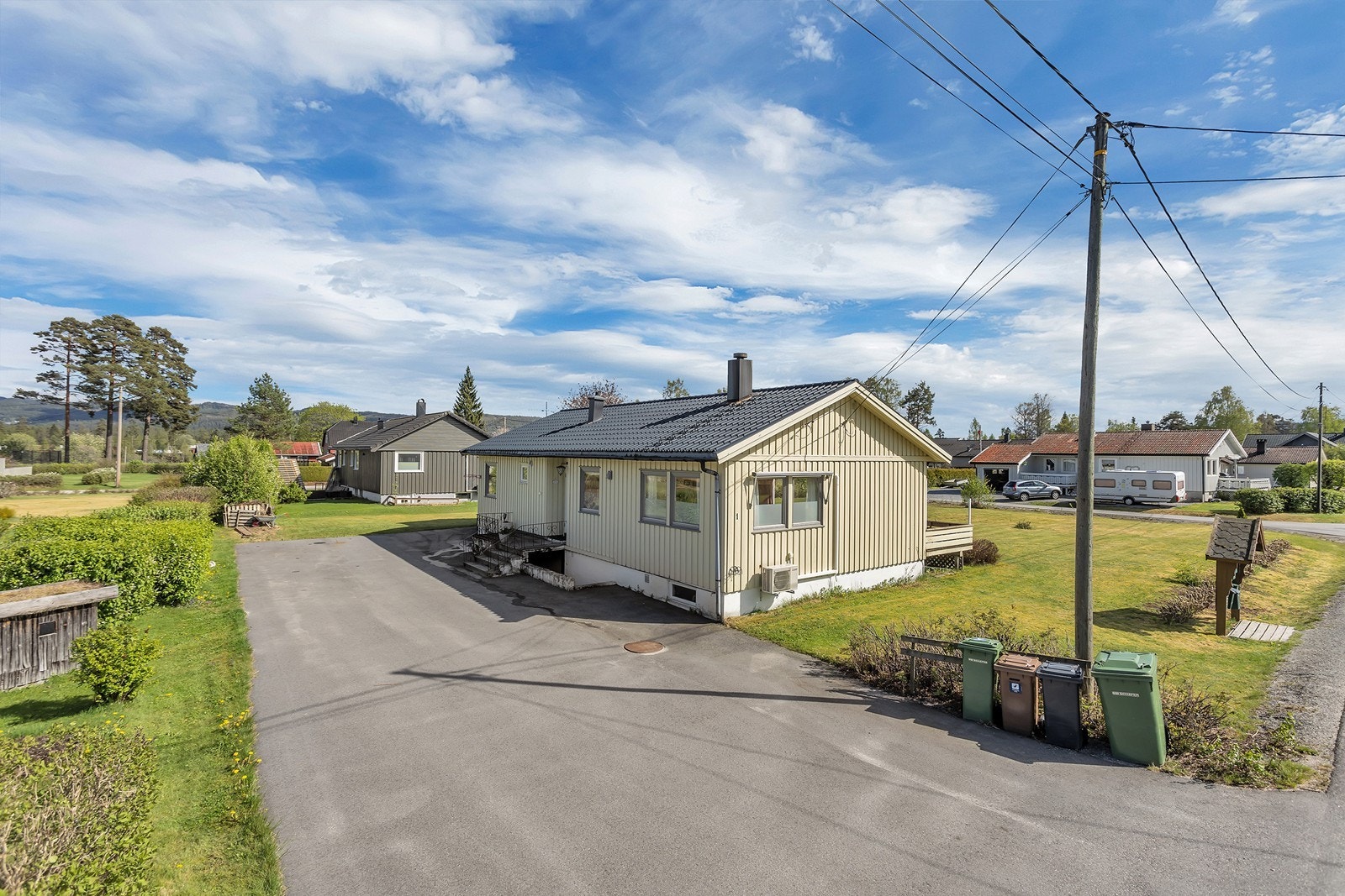 Boligen ligger i etablert og rolig boligområde på Hornnes Galleribilde