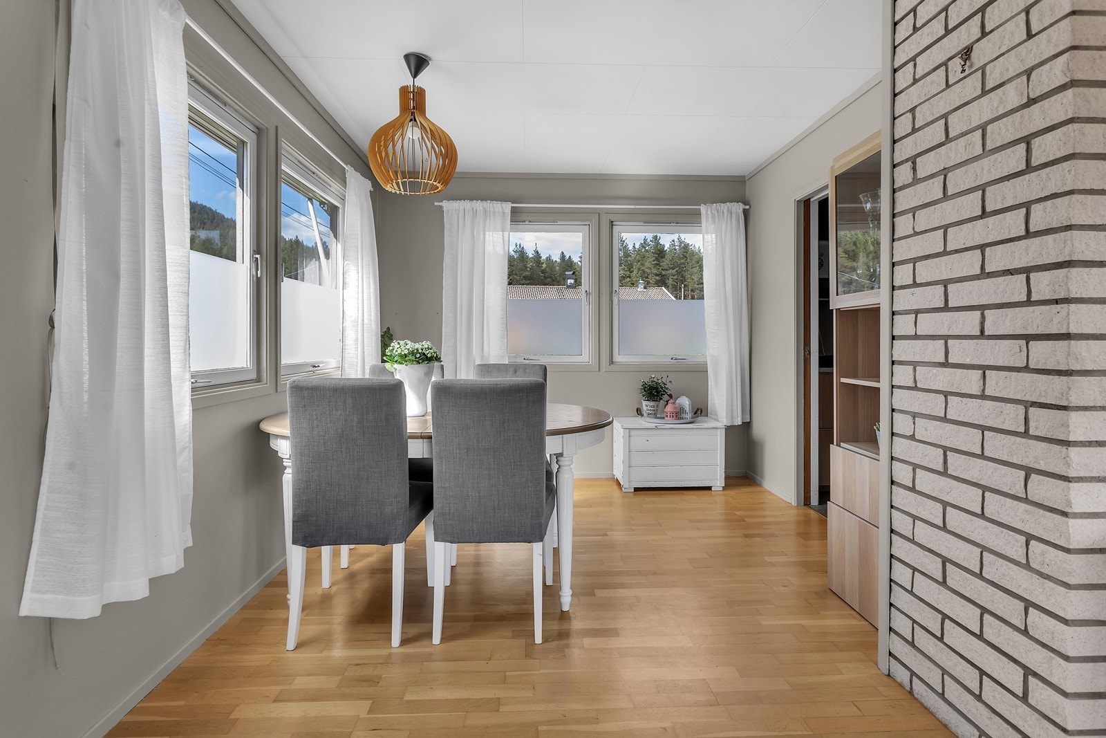 I stua er det også plass til spisegruppe Galleribilde