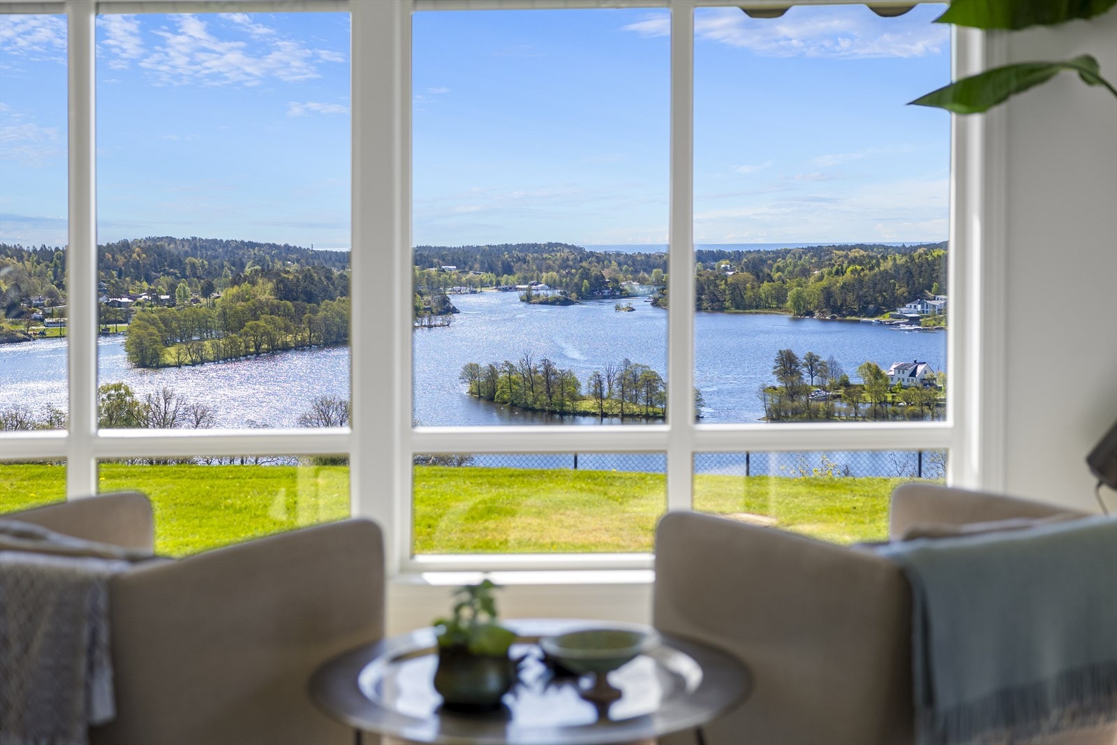 Boligen er en innholdsrik familiebolig med hele 4 soverom, 2 stuer og har en spennende planløsning fordelt over flere halvplan. Galleribilde