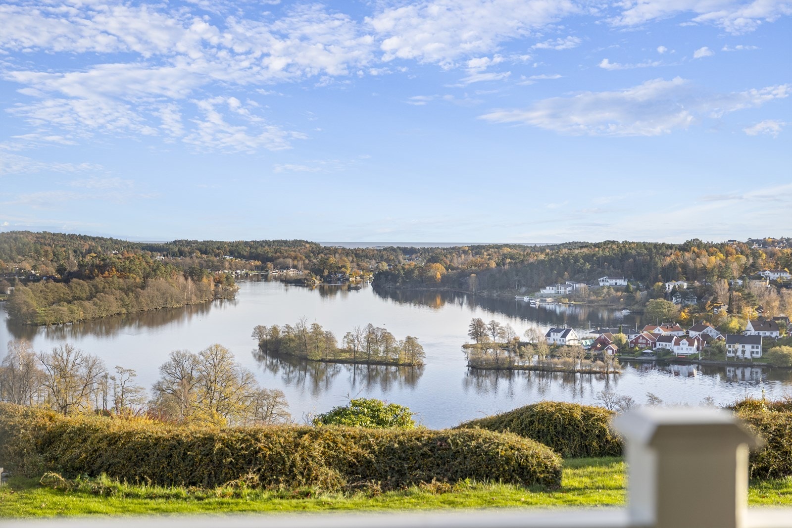 Panoramautsikt over Nidelva, Hisøy med Tangen området, Skarpnes og Hølen og havet i det fjerne. Eiendommen har sol fra tidlig morgen til sen kveld, med terrasse og hage både mot syd og vest. Galleribilde