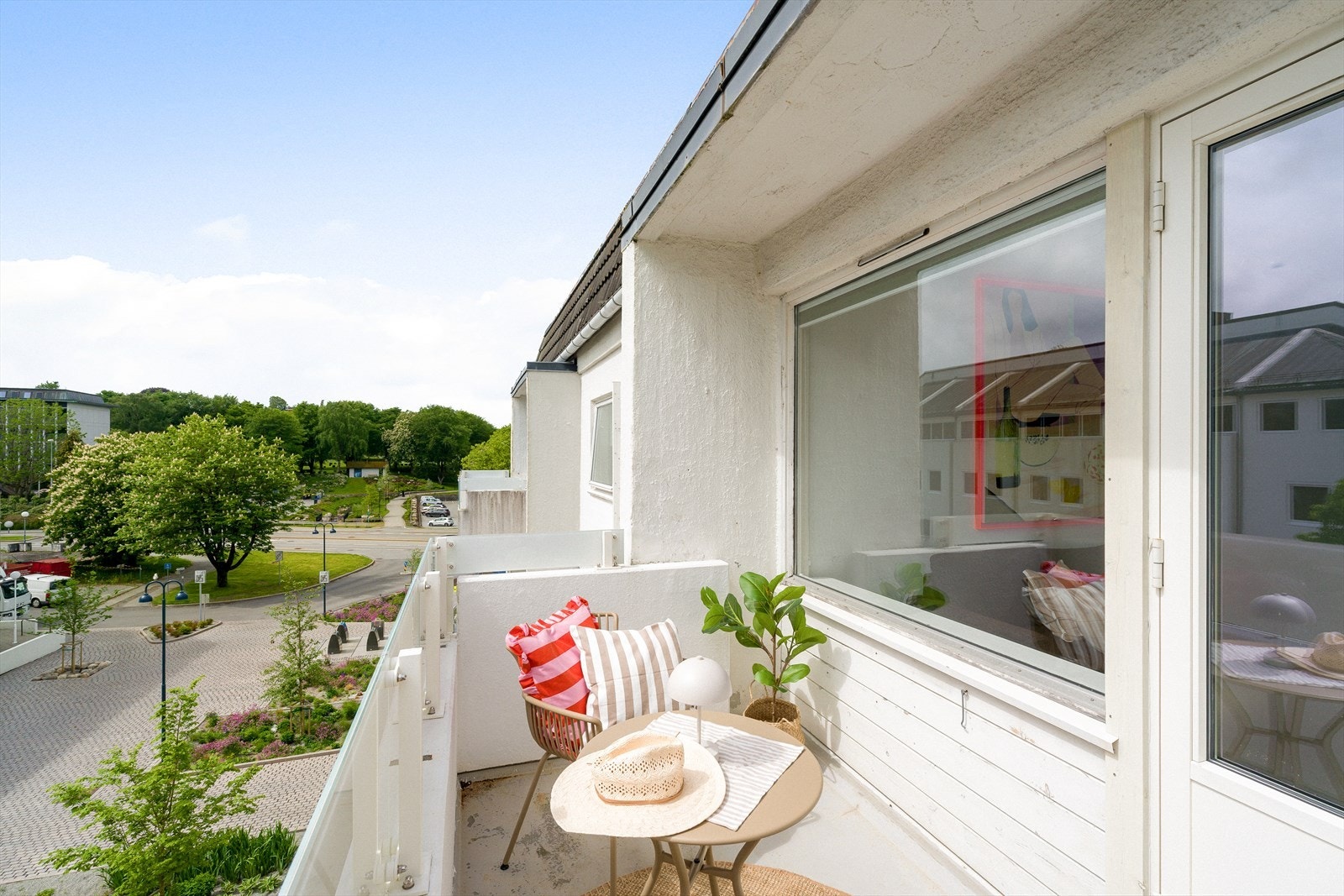 Fra stuen er det utgang til sørvendt balkong. En lun og trivelig plass å slappe av etter arbeidstid og utover kvelden. Galleribilde