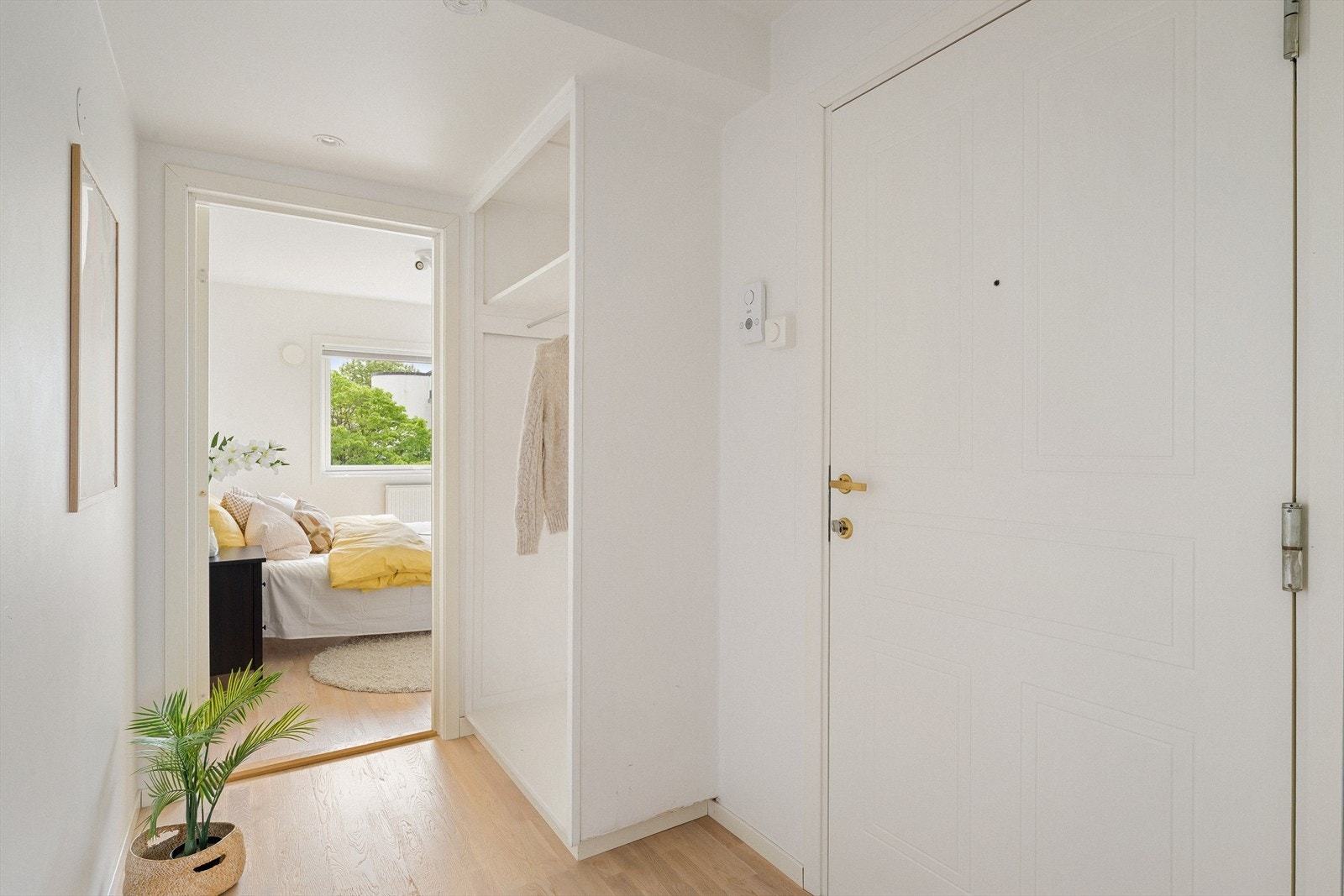 En romslig entré med god plass til oppbevaring og oppheng av sko og yttertøy i garderobeskap. Galleribilde