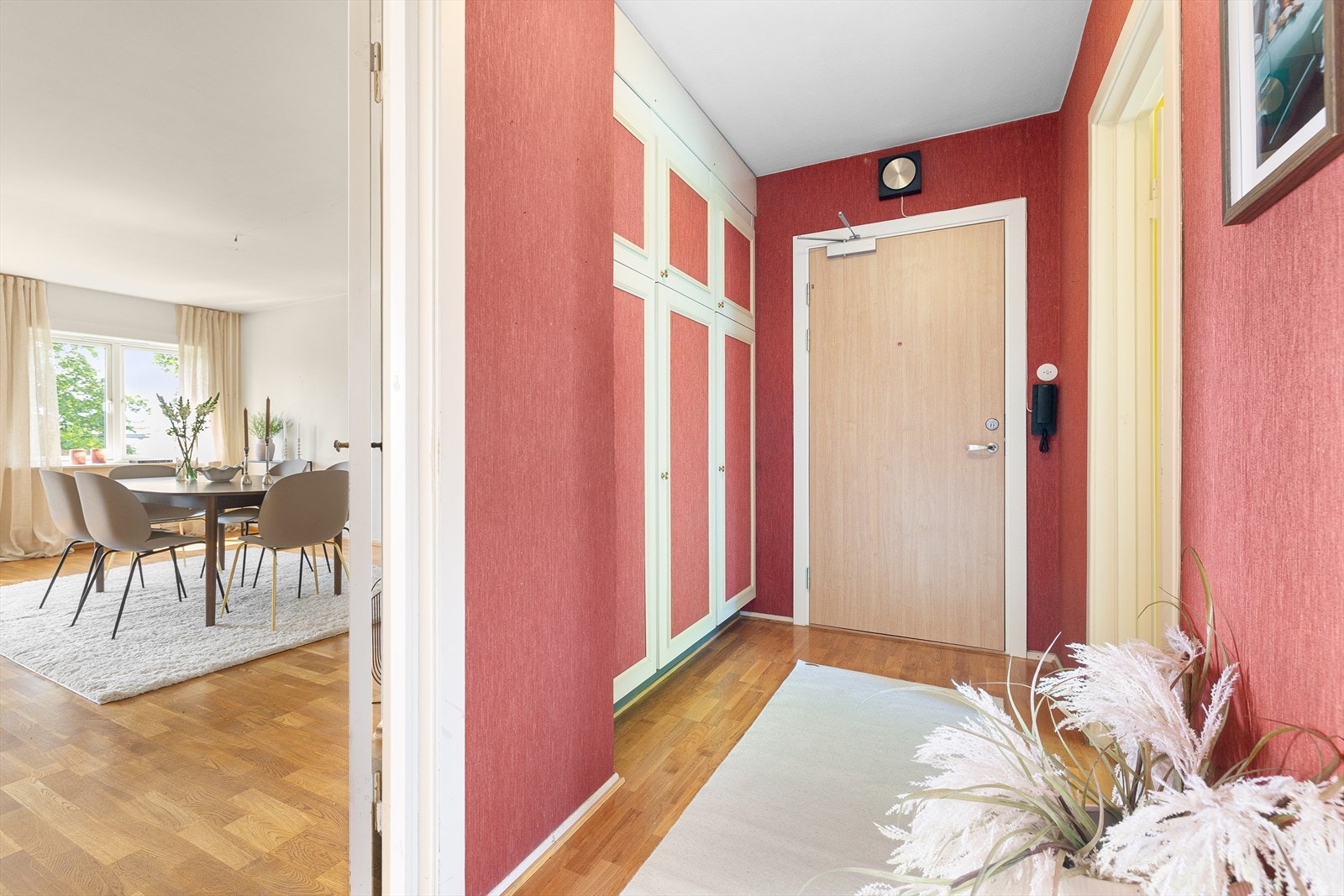Romslig entré som fungerer som et naturlig midtpunkt i boligen. Entréen gir adkomst til alle rom i leiligheten, og har god plass til oppbevaring i flere garderobeskap. Galleribilde