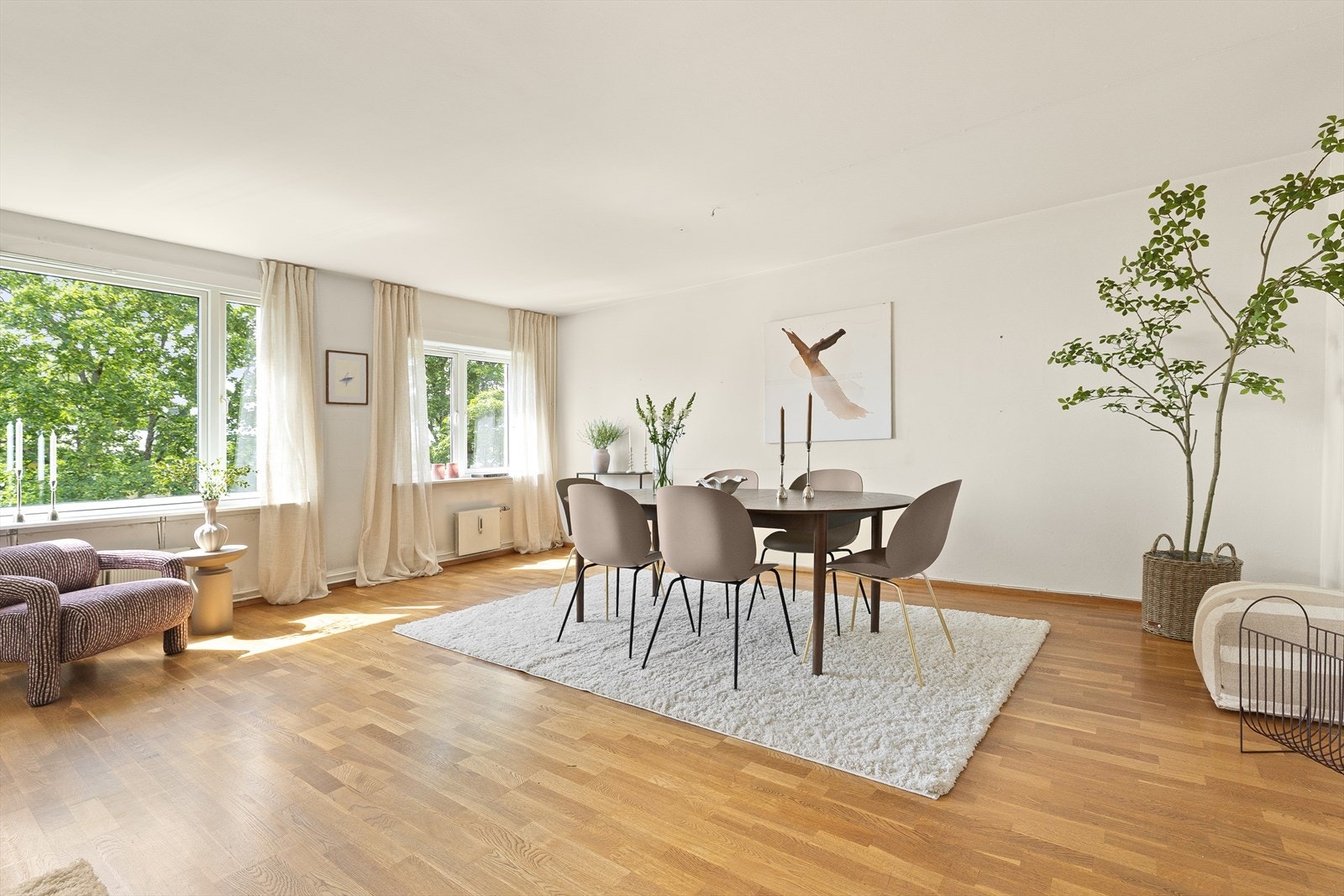 Her er det god plass til et spisebord. Perfekt for hyggelige måltider med venner og familie. Galleribilde