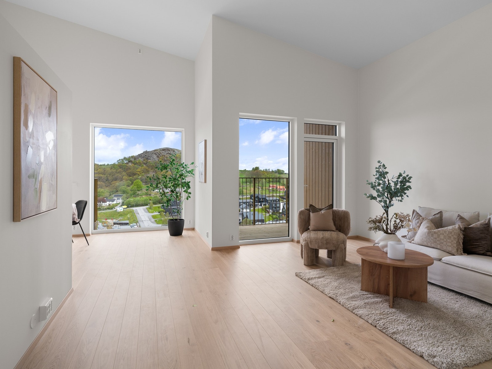 Store vindusflater som gir rommet mye naturlig lys Galleribilde