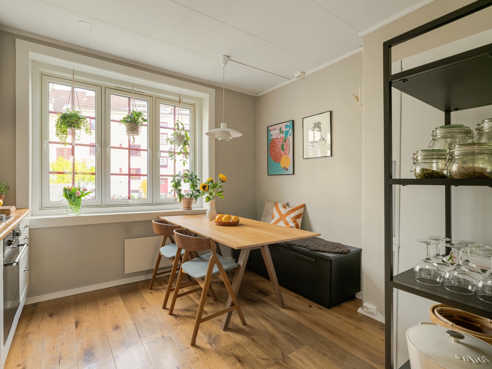 Rett ved vinduet er det fin plass til et større spisebord. Her kan både morgenkaffen nytes, samt at det kan inviteres til hyggelige måltider med venner og familie. Galleribilde