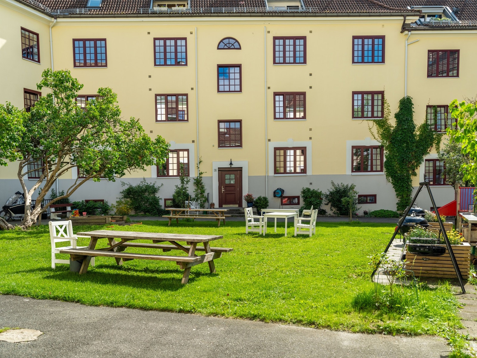 Begge sider av boligen vender ut mot frodige og hyggelige bakgårder. Dette er fra fremsiden - bare se hvor fint det er! Galleribilde