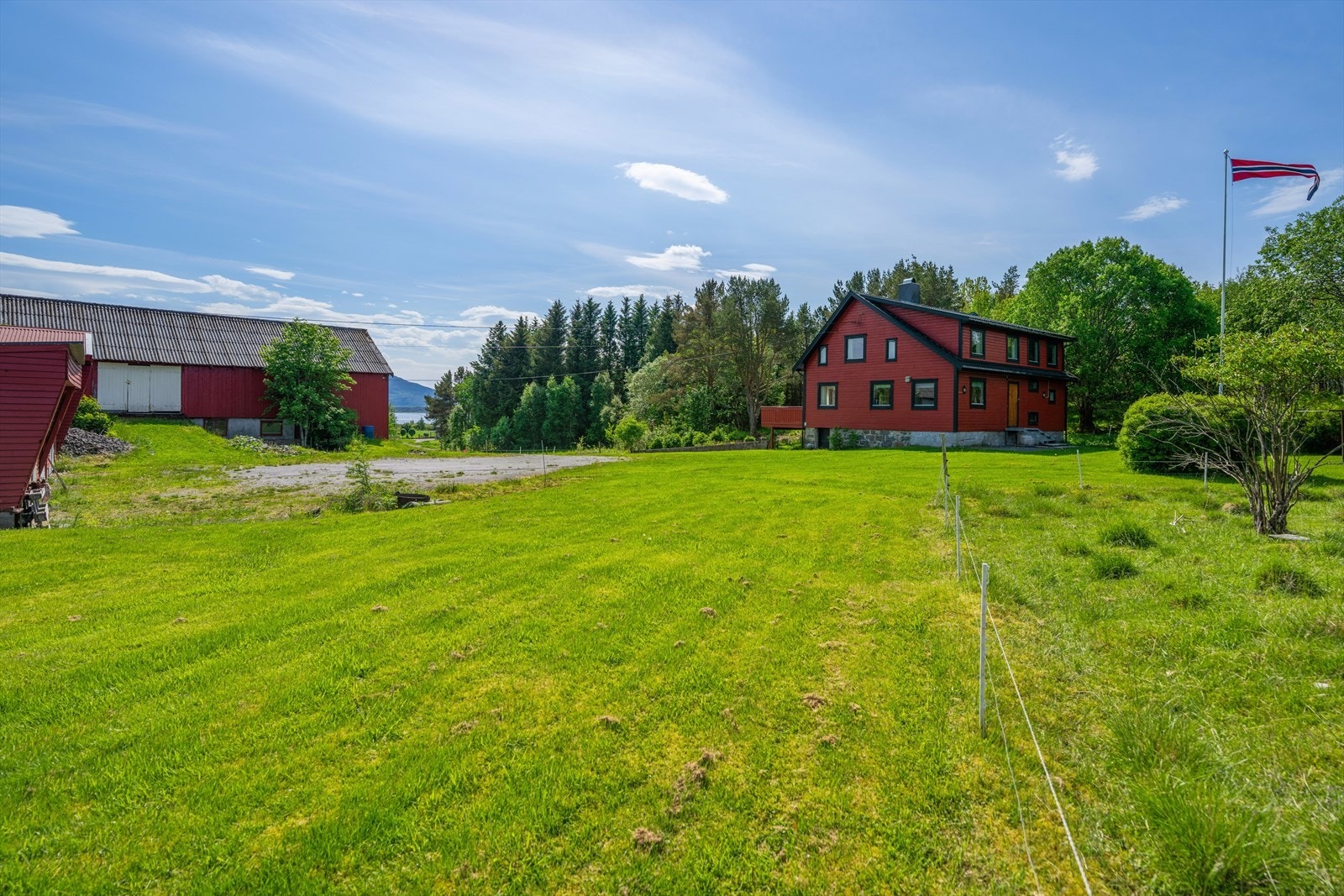 Tomten består av 6 teiger og er på til sammen ca 72 mål. Se vedlagt gårdskart i salgsoppgaven for nærmere informasjon. Galleribilde