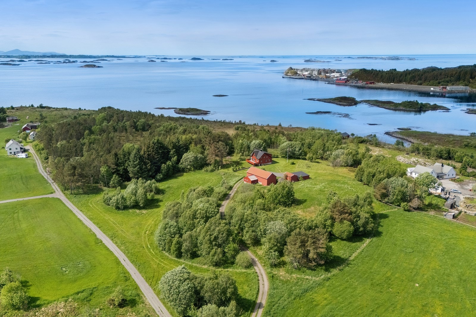 Eiendommen ligger landlig og naturskjønt til ved Skomakarneset, med umiddelbar nærhet til sjøen og Harøysundet. Galleribilde
