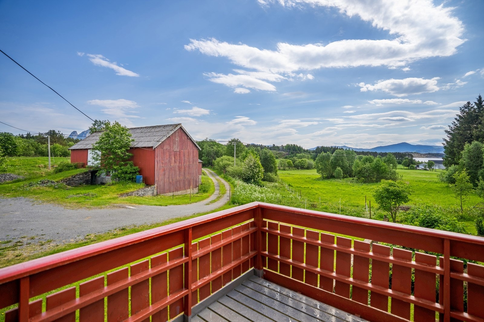 Fra verandaen har man god oversikt over eiendommen og det omkringliggende landskapet. Galleribilde
